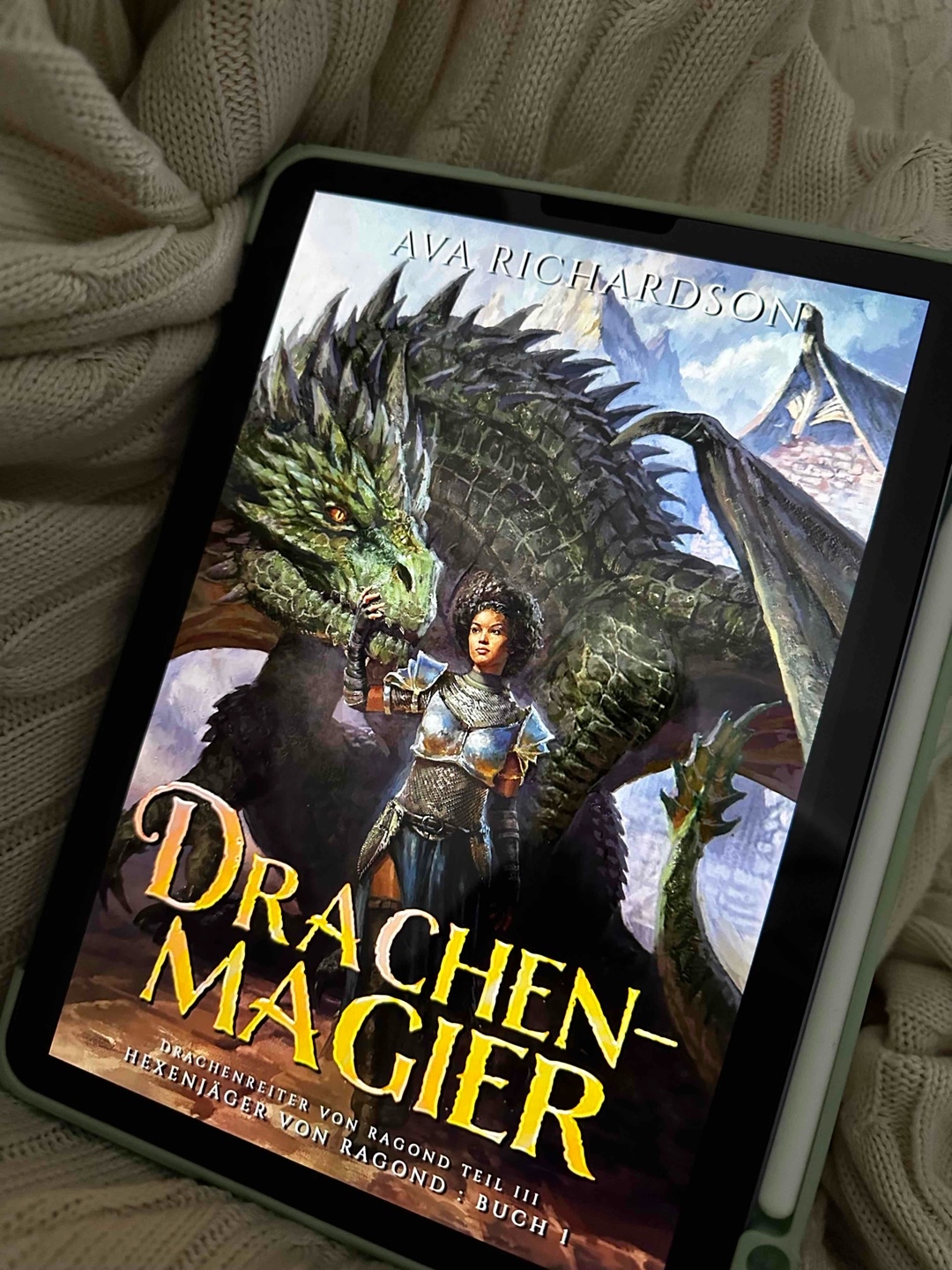 "Hexenjäger von Ragond" entführt mit fesselnder Magie, Drachen und einer wandelnden Protagonistin in eine Welt voller Abenteuer.