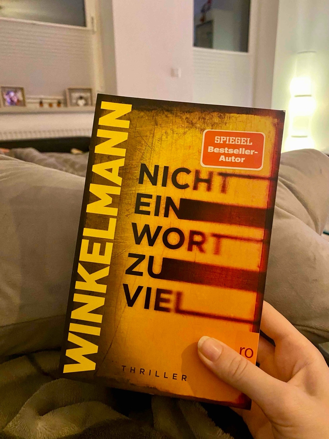 „Erzähl mir eine spannende Geschichte. Sie darf fünf Wörter haben. Sonst muss dein Freund sterben.“