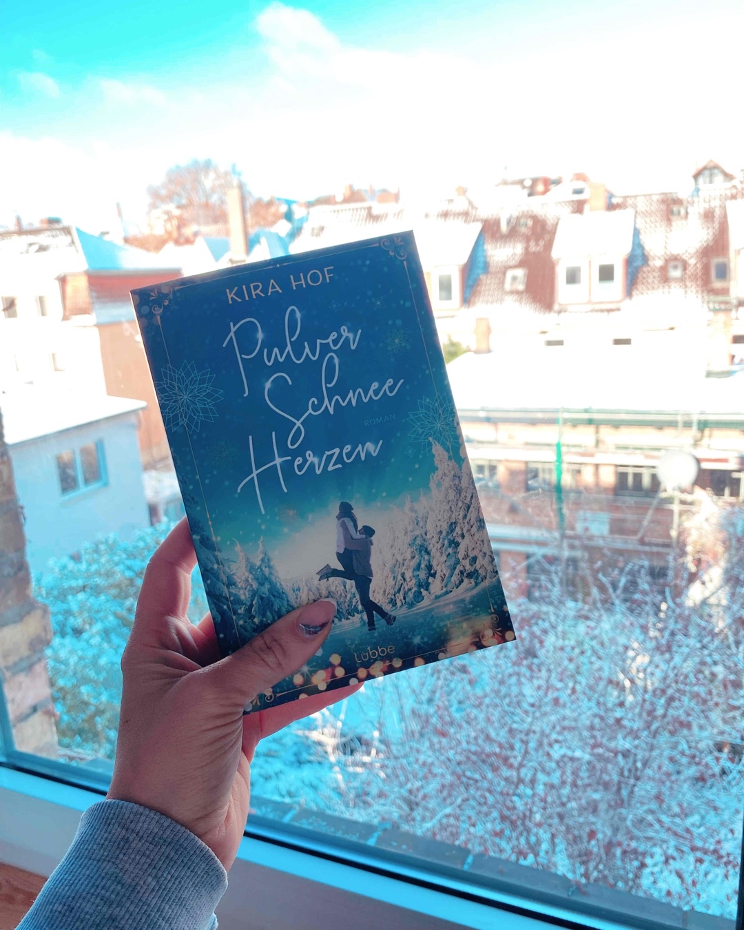 Mein ersten Weihnachts Buch für diese Jahr und es war wundervoll!
Ich läst sich richtig gut lesen, die Landschaft ist traumhaft beschrieben. Die Gruppen an Charakteren ist toll, man fühlt sich als gehören man dazu!
Die Story um die Listen vernarte Lilou ist einfach bezaubert. Ich habe mich mit ihr zusammen in Luca verliebt und mit ihr gelitten!
Es war der perfekte Abschluss für denn November und Einstieg in die Weihnachts Zeit
