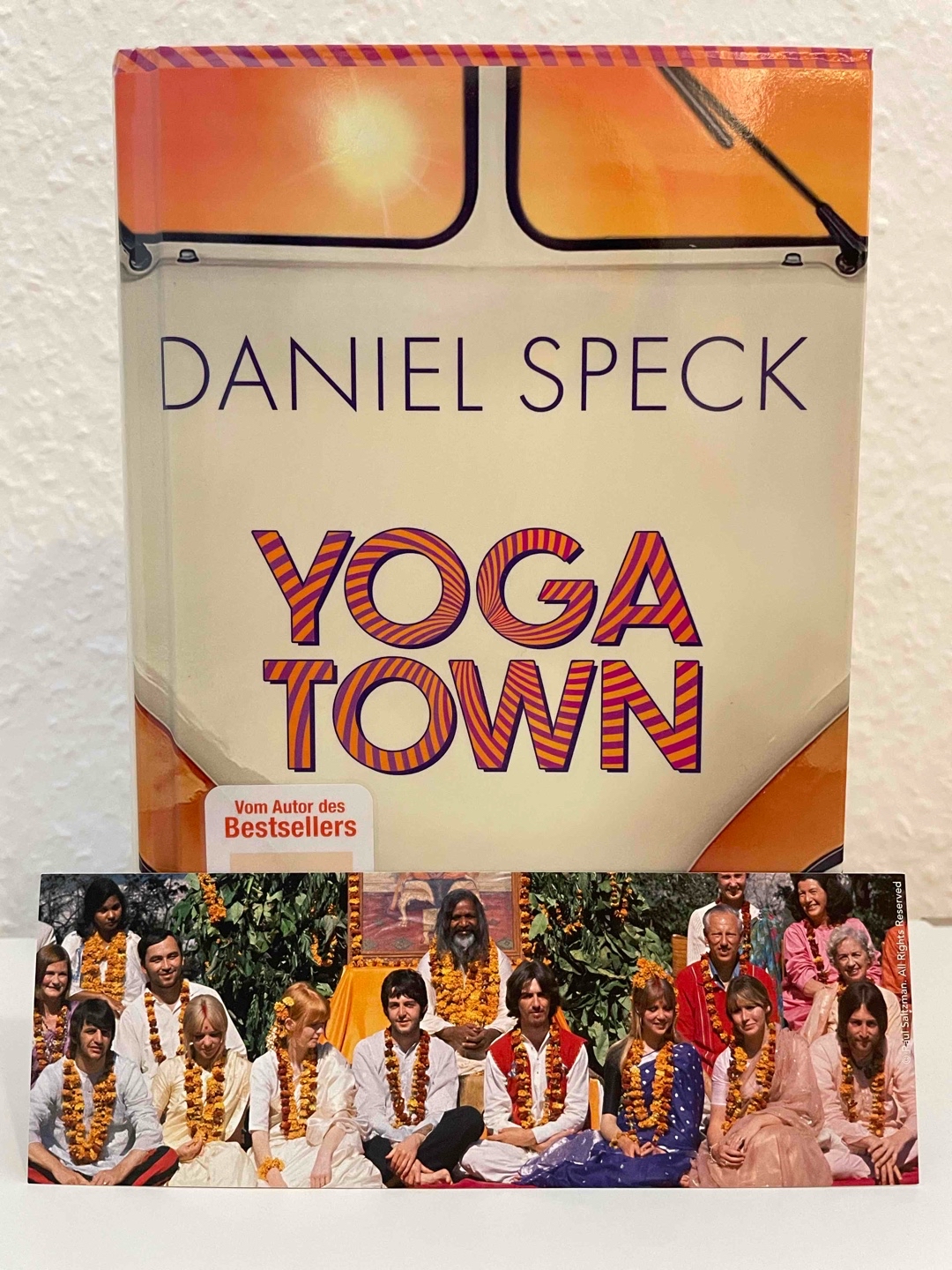 „Er konnte hunderte Mantren herunterleiern, aber er würde nie so spirituell wie George sein, nie so perfekt wie Paul, nie so revolutionär wie John, und nie so talentiert wie Ringo. Er würde nur Lou sein.“
Yoga, Musik, Indien - thematisch für mich reizvoll. Gut lesbar, aber etwas zu ausschweifend.