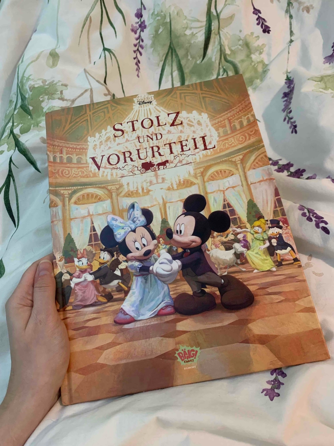 Wie schön kann bitte ein Buch sein? Die ganzen Illustrationen sind unglaublich 🤩 Die Originalgeschichte kenne ich nicht, daher kann ich den Inhalt nicht ins Verhältnis setzen. Aber es scheint mir, dass sie auf den Punkt ist.