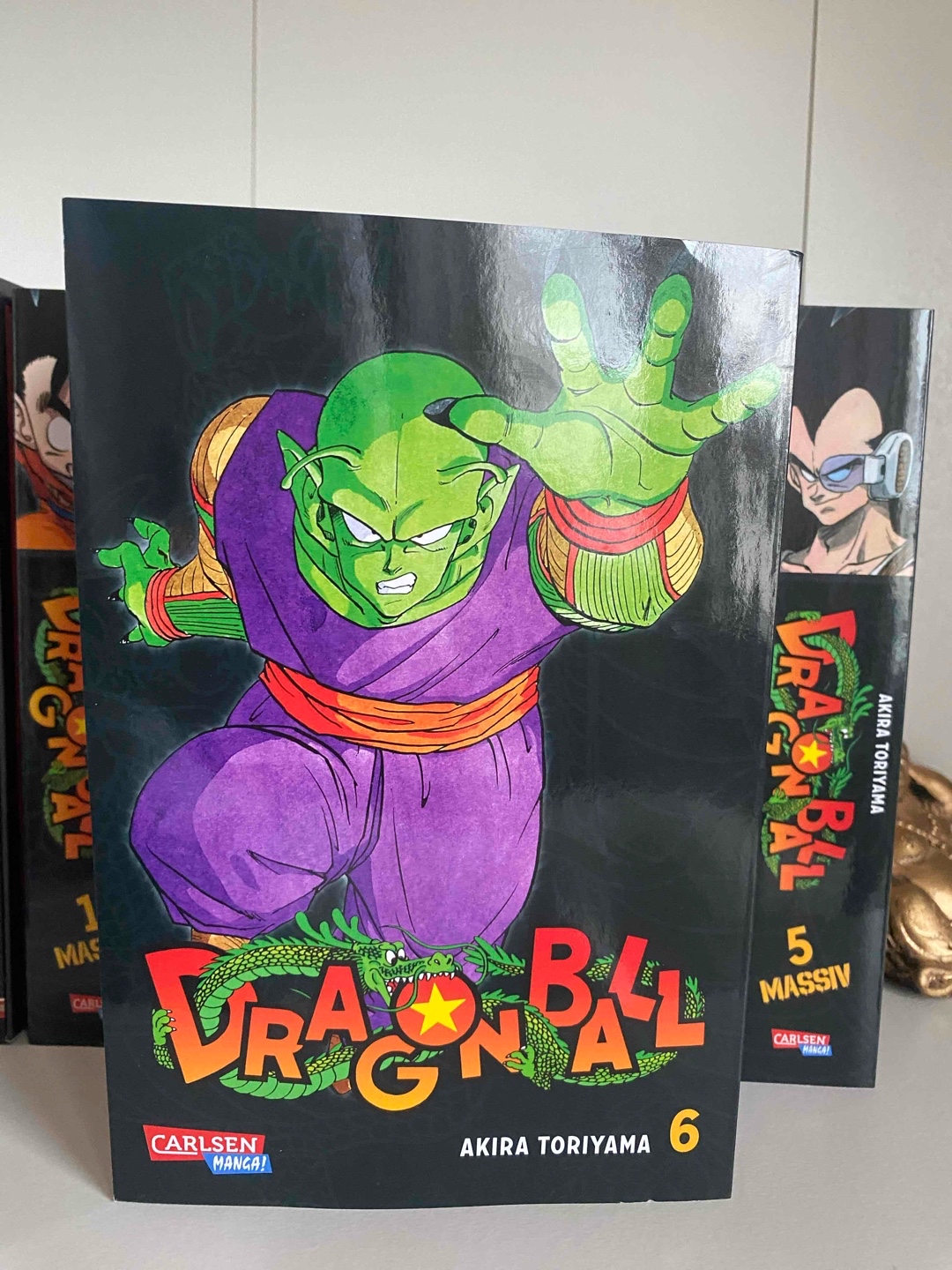 Bis jetzt mein liebster Band.
Dragon Ball geht zu DBZ über.
In Anime würde Dragon Ball und Dragon Ball Z getrennt.
In Manga bleibt es gleich.
Trotzdem erleben wir hier ein Time Skip von 5 Jahren.