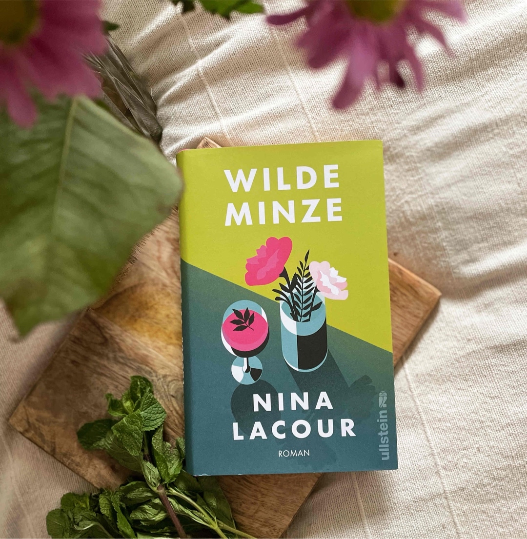 📖 "Wilde Minze" erzählt von der Suche nach dem eigenen Selbst, dem Abschließen mit der Vergangenheit und dem Streben nach Liebe. Dabei entsehen Zweifel, Hoffnungsschimmer bis der nächste Rückschlag auf einen wartet. Ein gut erzählter Roman, der mich emotional leider nicht abholen konnte.