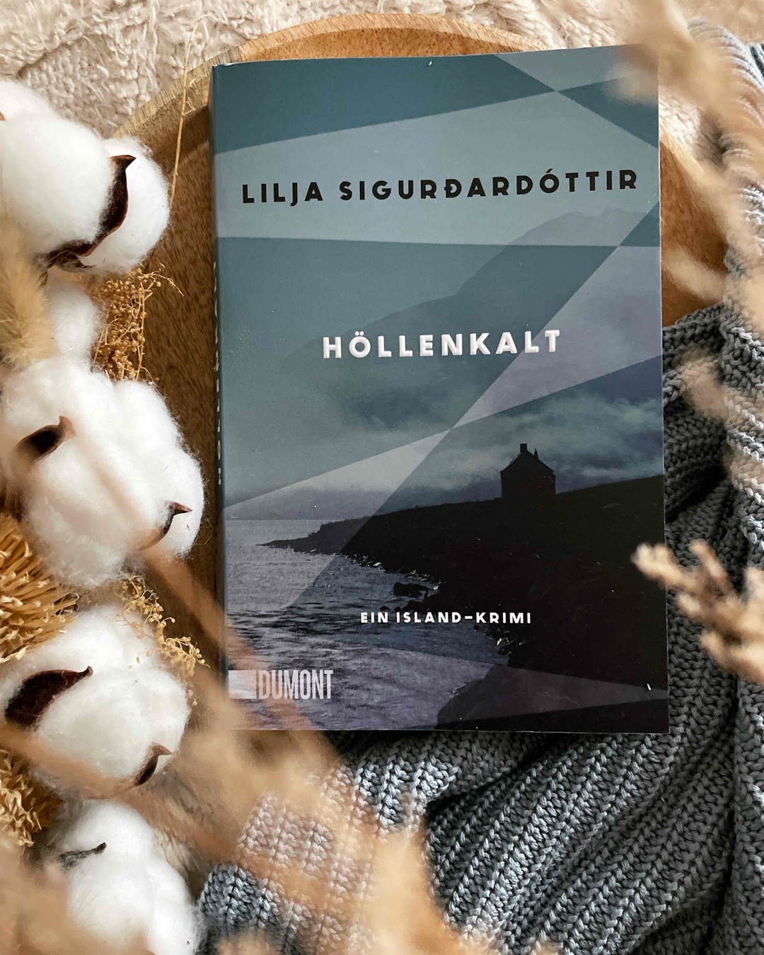 📖 Der Auftakt der Áróra-Kriminal-Reihe hat mich gut unterhalten. Isländische Weite, eine vermisste Schwester und viele kleine Rätsel. Ich freue mich auf Band 2.