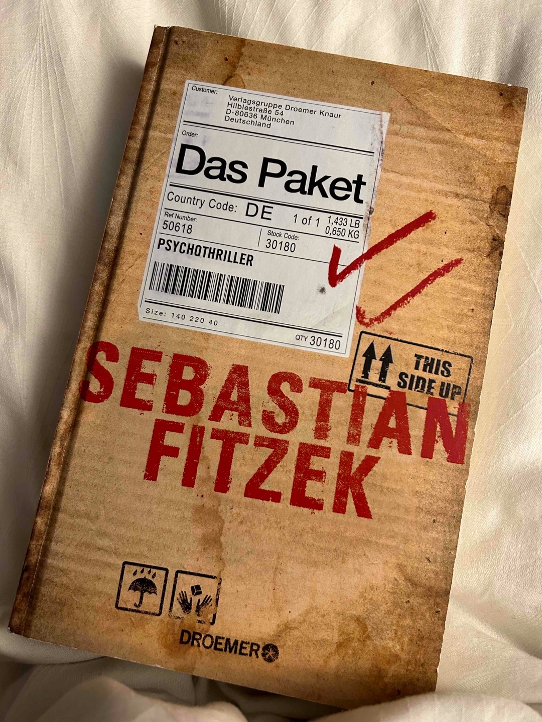 Von der ersten bis zur letzten Seite fesselnd!
Ein absoluter „pageturner“!
Der Aufbau der Kapitel ist so spannend gestaltet, dass man sich jedesmal dabei ertappt ohne Verschnaufpause weiter zu lesen.