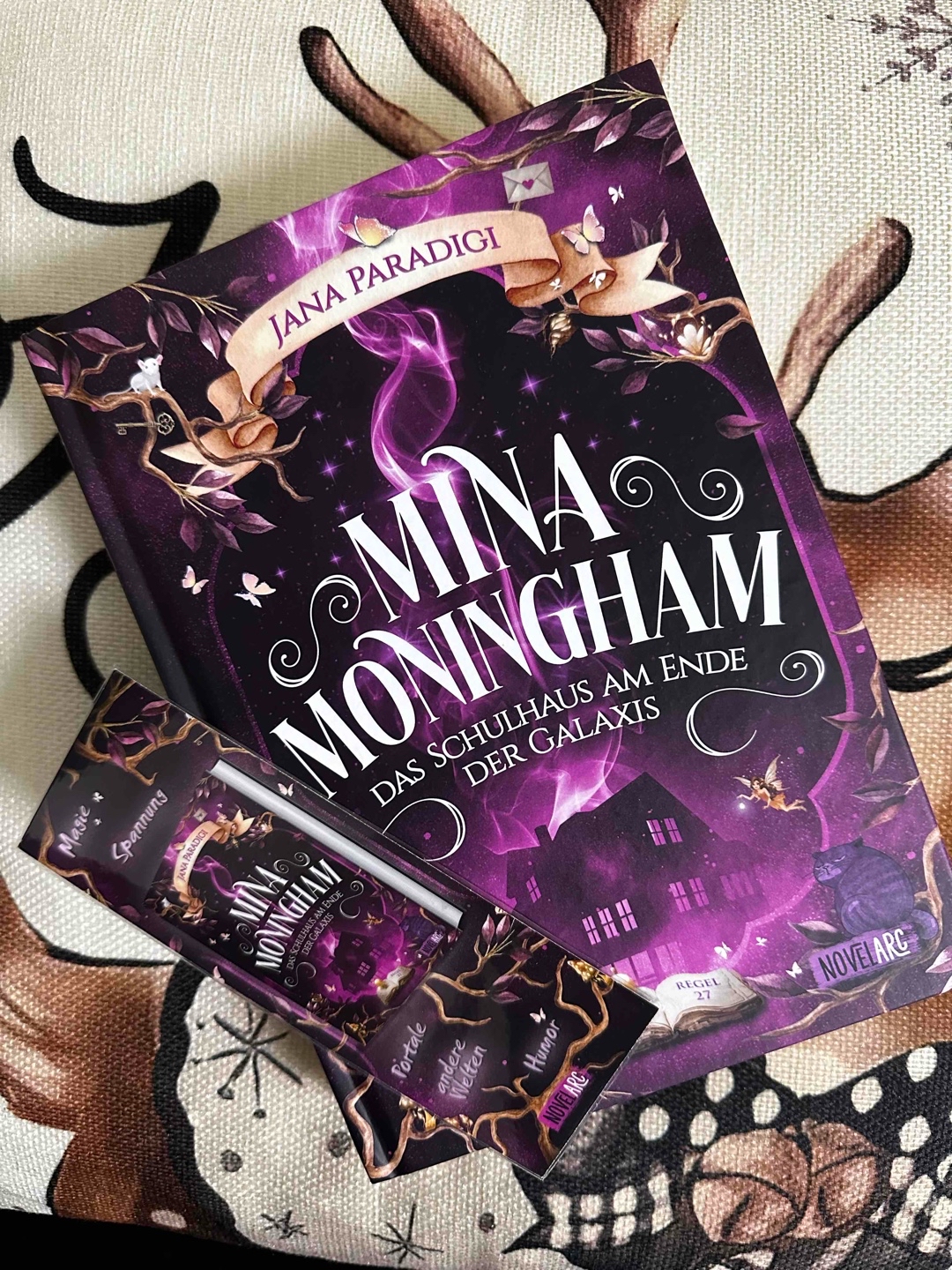 "Mina Moningham" ist ein fesselnder Urban-Fantasyroman mit Magie, Charme und einzigartigen Charakteren.
