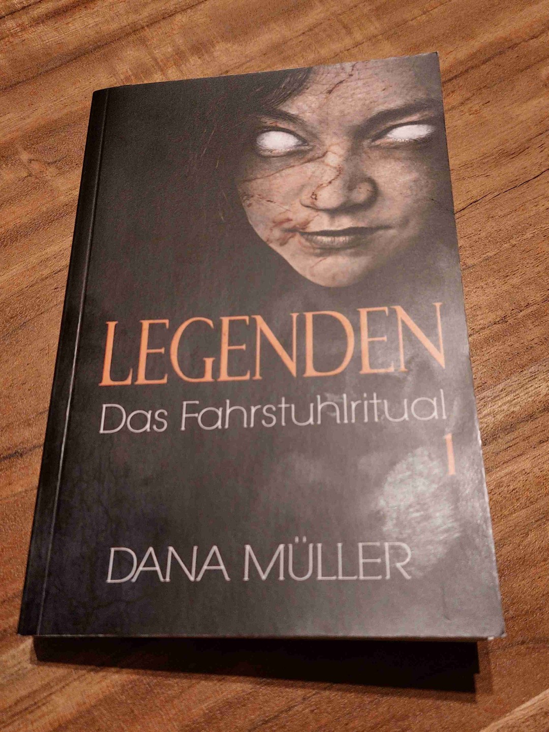 Eine richtig tolle kurzweilige Gruselgeschichte. Ein paar Formulierungen haben mich etwas gestört, ansonsten echt top. Macht definitiv Lust auf mehr aus der Legenden Reihe.