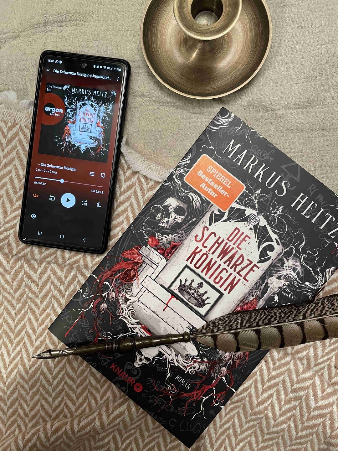 Phänomenal. Einfach Phänomenal. Ich habe kein anderes Wort. Ich bin völlig sprachlos & begeistert. Das Hörbuch zum Buch ist übrigens auch herausragend gelesen. Wer es spannend, düster und vampirig mag & dazu noch jede Menge Alchemie, Magie, dunkle Künste, der sollte dieses Buch auf keinen Fall verpassen.
Ein spannendes, blutiges und nervenaufreibendes Buch in dem Fiktion und historische Fakten so eng miteinander verwoben sind, dass man sie schwer voneinander trennen kann. Was für ein geniales Buch. Es ist ganz anders als ich es jemals erwartet hätte & ganz anders als meine sonstigen Bücher, aber von mir kann es nur eine wärmste Empfehlung geben. "Die schwarze Königin" ist ein absolutes Jahreshighlight.