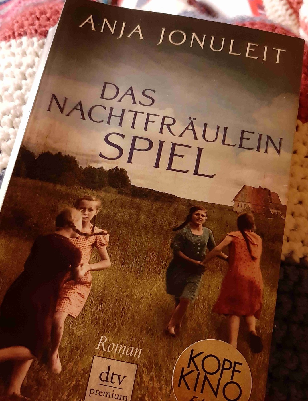 Interessante Idee, allerdings war es für mich ein Krampf, es zu lesen. War es die Schreibweise? Ich weiß es nicht. Ein Genuss war es jedenfalls nicht. Leider.