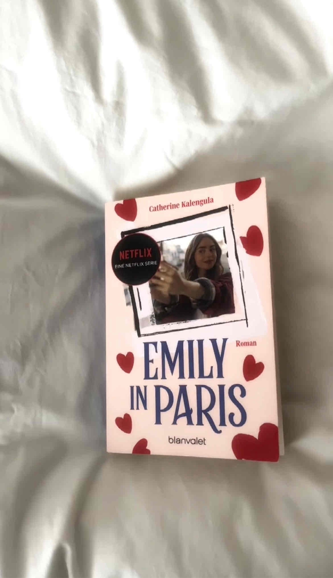 Das Buch ist wie eine Zusammenfassung der 1. Staffel von der Netflix Serie „Emily in Paris“.