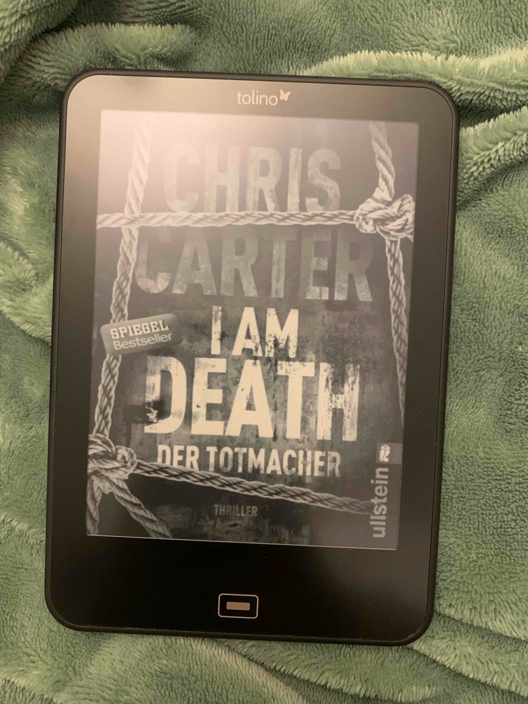 Wieder eine etwas andere Struktur beim Aufbau der Geschichte. Es wird einfach nie langweilig. Ende war wieder total überraschend. Weiter so Chris Carter!