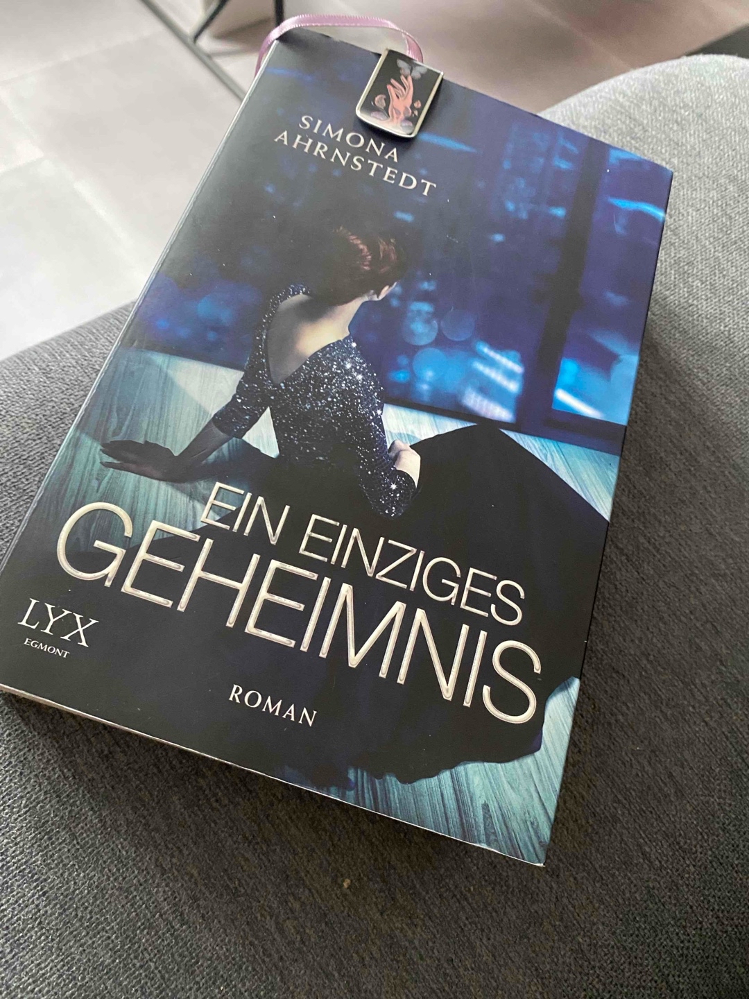 Persönlich fand ich die Nebengeschichte interessanter. Das Buch wurde erst auf den letzten 100 Seiten ansatzweise spannend.
Sonst immer das gleiche wie in anderen Romanen auch, ein ständiges Hin und Her.