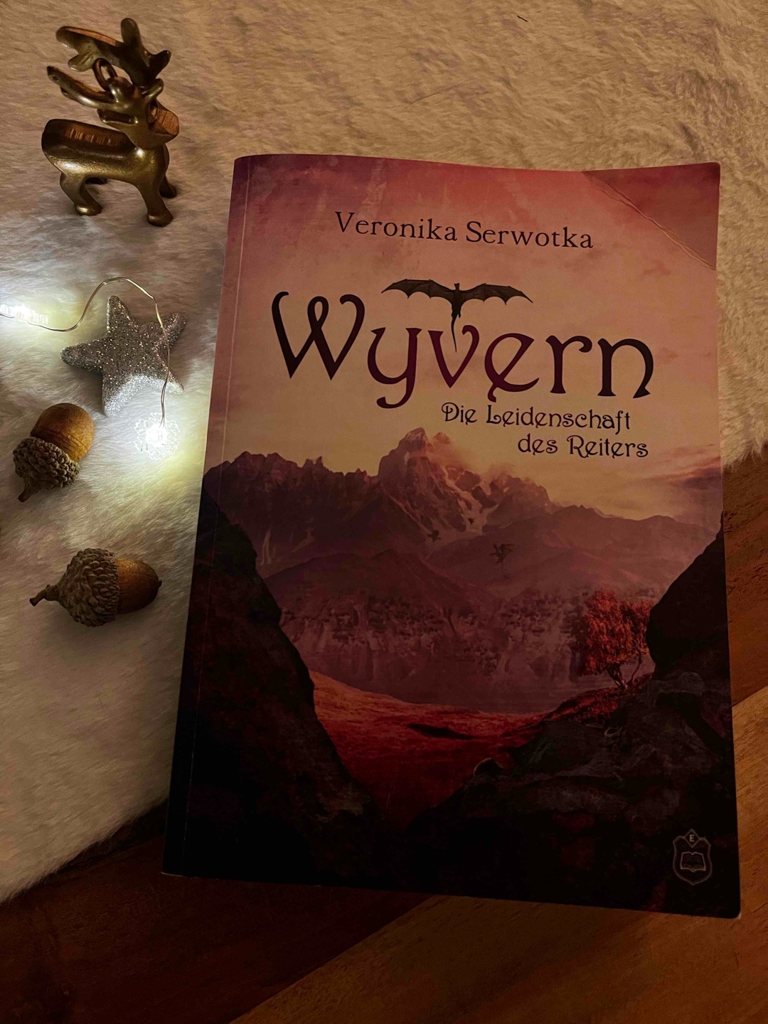 Ein zweiter Teil, dessen erste Hälfte etwas langatmig ist. Später kommen ein paar spannende Wendungen hinzu, die mich neugierig auf den nächsten Teil machen.