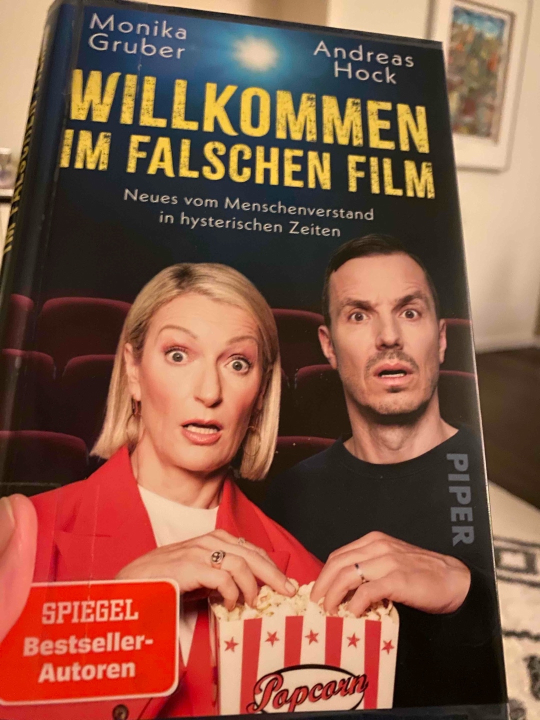 Die Autoren sprechen aus, was die überwiegende Mehrheit von uns denkt. Ob es den unsäglichen Genderwahnsinn , die Art und Weise des Umgangs der Politiker mit Problemen  oder die Bevormundung der Bürger geht.
Empfehlenswert !