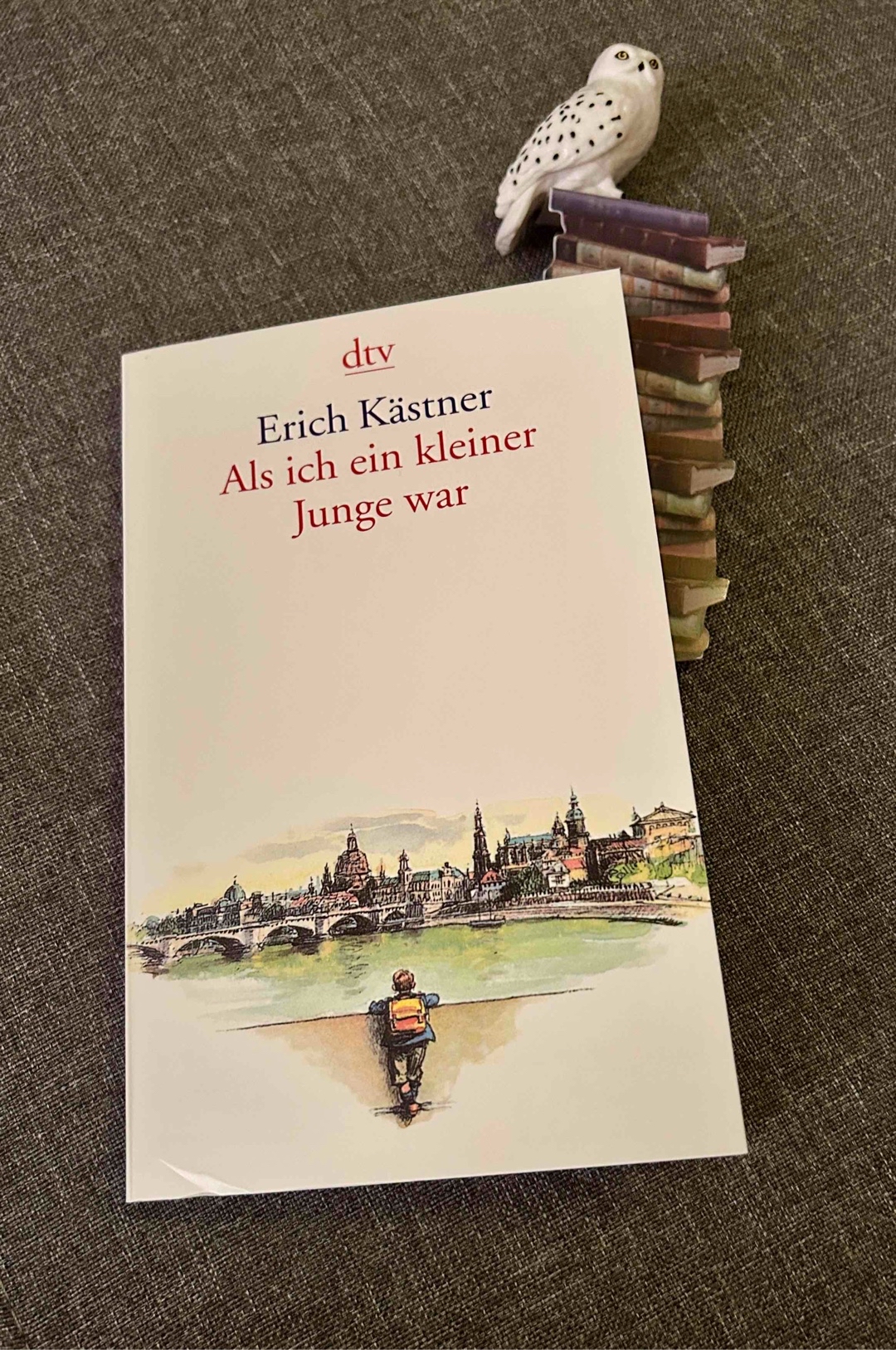 1957 geschrieben & das merkt man am Stil auch. Ein nettes Buch, was humoristische Züge aufweist.