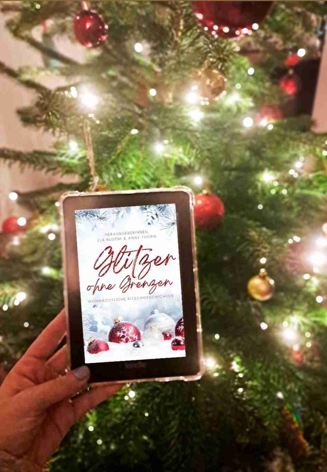 Ich habe "Glitzer ohne Grenzen" von @elabloom.autorin und @anny.thorn beendet 🥰
•
Erstmal zum Cover. Es ist wirklich sehr schön gestaltet und macht wirklich Lust und Laune auf Winter und Weihnachten. In diesem Buch sind ganz viele Kurzgeschichten die nicht Süßer sein könnten. Sehr romantisch und kitschig aber einfach total lieb. Zusätzlich gibt es immer Infos der Autorinnen und Autor. Die Geschichten waren natürlich recht unterschiedlich aber dennoch fand ich sie alle gut. Das Buch macht einem richtig Freude auf die Weihnachtszeit 🥰