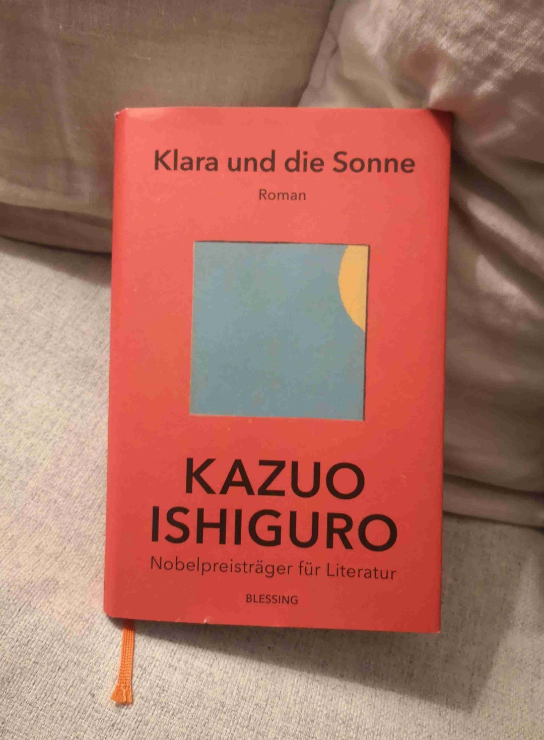Ich interessiere mich generell sehr für das Thema KI und fand die Idee der "Künstlichen Freundin" echt spannend. Leider habe ich unentwegt einen gewissen Abstand zur Geschichte gespürt, sie hat mich einfach nicht gepackt. Außerdem hätte ich mir bei einigen Punkten, die die Gesellschaft und Zeit betreffen, in der die Geschichte spielt, mehr Informationen und nicht nur Andeutungen gewünscht. So blieb es teilweise sehr vage, was wahrscheinlich auch beabsichtigt war, bei mir aber einfach nicht richtig ankam. So oder so regt das Buch aber zum Nachdenken über KI an.