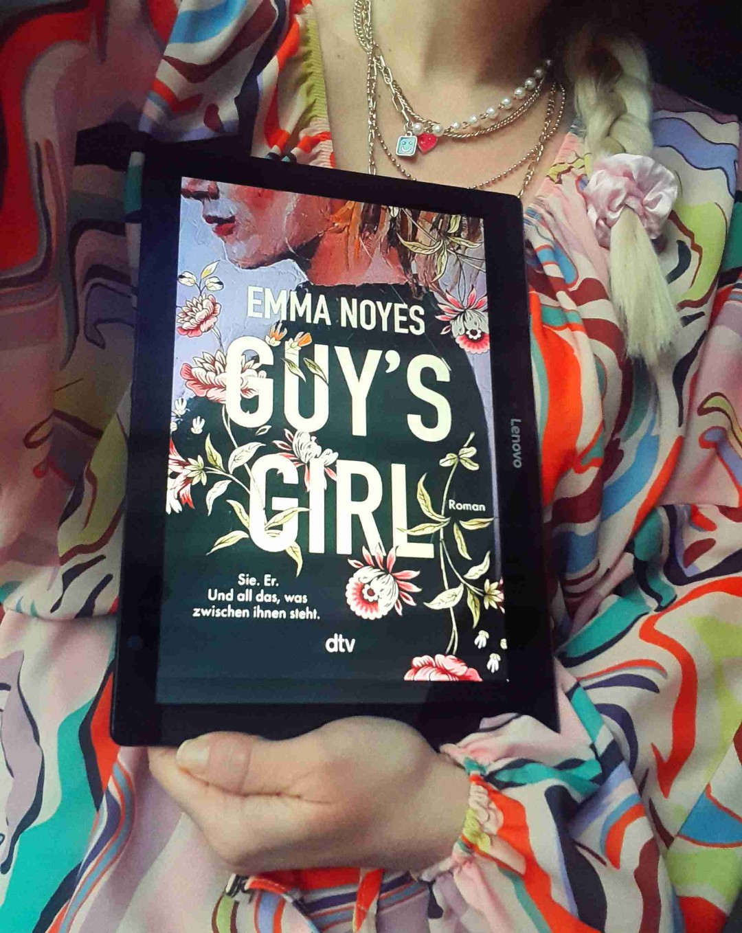 Rezi-Time🌼
Guy's Girl von @emmanoyesmaybe - auf eine Empfehlung hin von @leeloovesbooks 🤗
Und was soll ich sagen? Einfach eine bewegende Geschichte, welche mich wütend, sprachlos und unter Tränen zurückgelassen hat. Aber keine Sorge, es hatte auch viele wunderschöne Momente. Daher vergebe ich 5 ⭐️⭐️⭐️⭐️⭐️ Sterne für ein absolut gelungenes Buch aus Noyes Feder 💞
#bookstagram #guysgirl #Roman #bookaholic #booknerd #lesenmachtglücklich #bookies #authorsofinstagram #bookworm #leselust #booksandfashion #lovely #rezitime