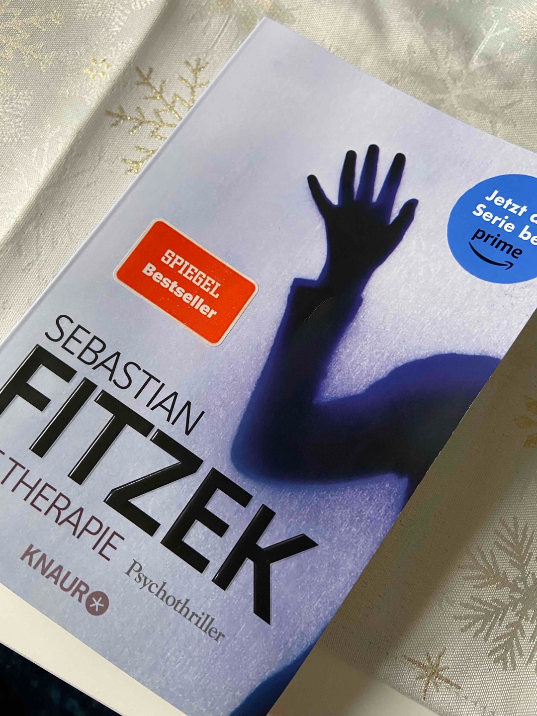 Josy die tochter des bekannten Psychiaters Viktor Larenz verschwindet unter mysteriösen Umständen..