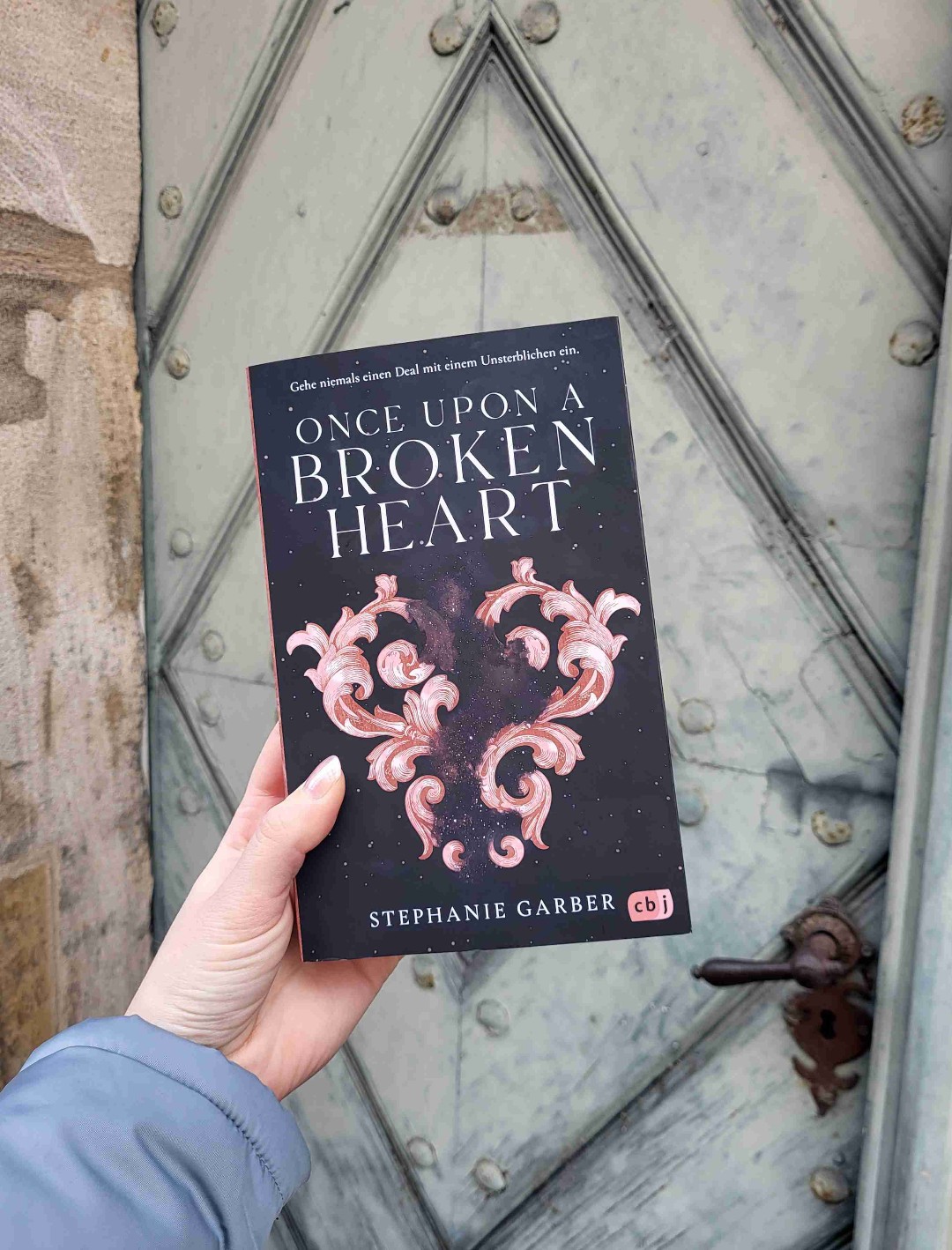 Wer auf der Suche nach einem Fantasy-Roman ist, der seine Leser*innen aus dem grauen Wetter hinein in eine Welt voller märchenhafter Figuren und Elemente entführt, wird bei Stephanie Garbers "Once Upon a Broken Heart" fündig werden.✨️