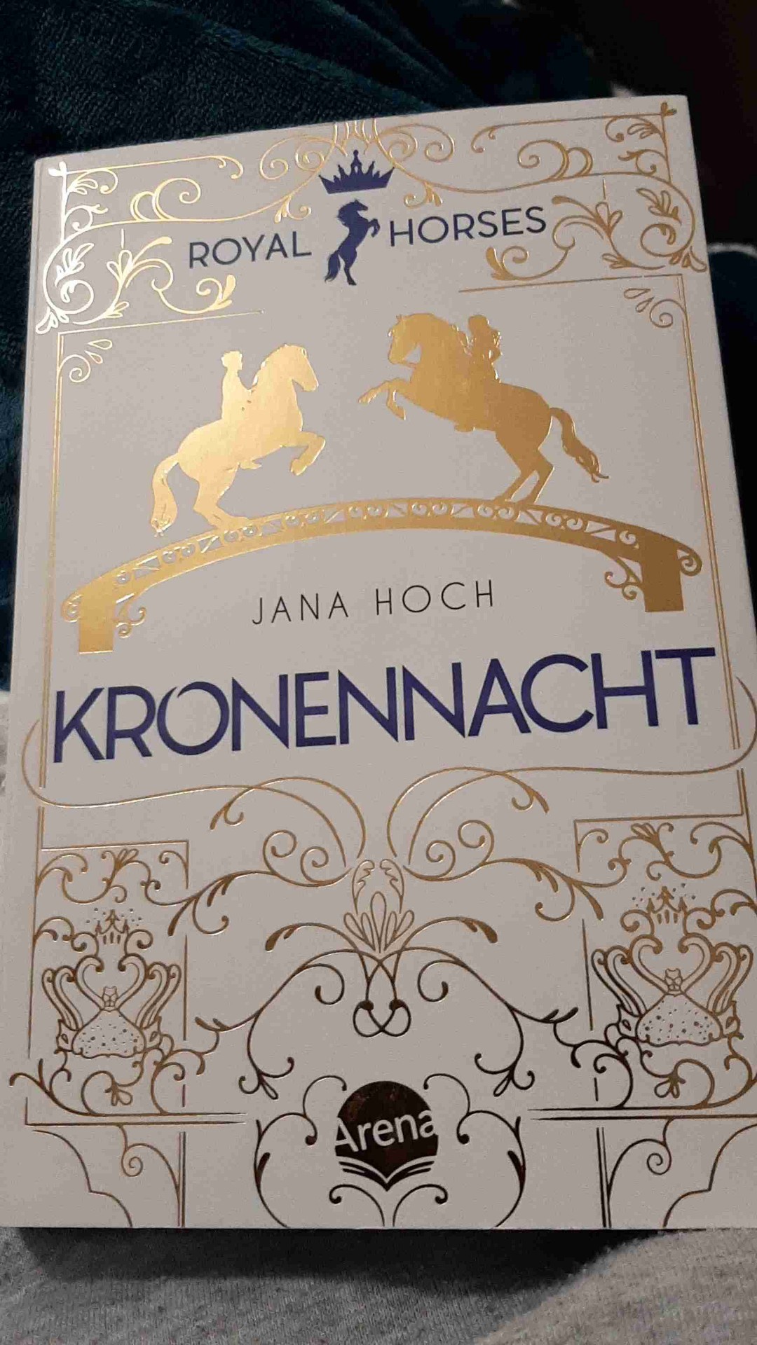 Auch der 3. Teil der Royal Horses Reihe ließ sich wieder gut lesen. Im Gegensatz zu den ersten beiden Teilen kam mir hier aber ein bisschen die Lovestory zu kurz und es war alles recht dramatisch. Das Ende überzeugte mich aber wieder mit viel Gefühl.