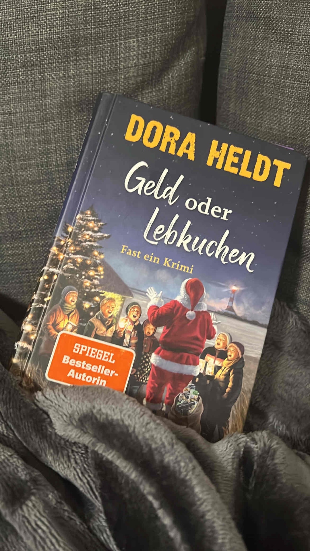 Passend zur Jahreszeit ein spannender Fastkrimi auf Sylt. Die Geschichte war witzig und unterhaltsam. Aber auch der Krimiaspekt ist nicht zu knapp gekommen. Kurzweilig und perfekt für die Weihnachtszeit 🎅🏻🎄