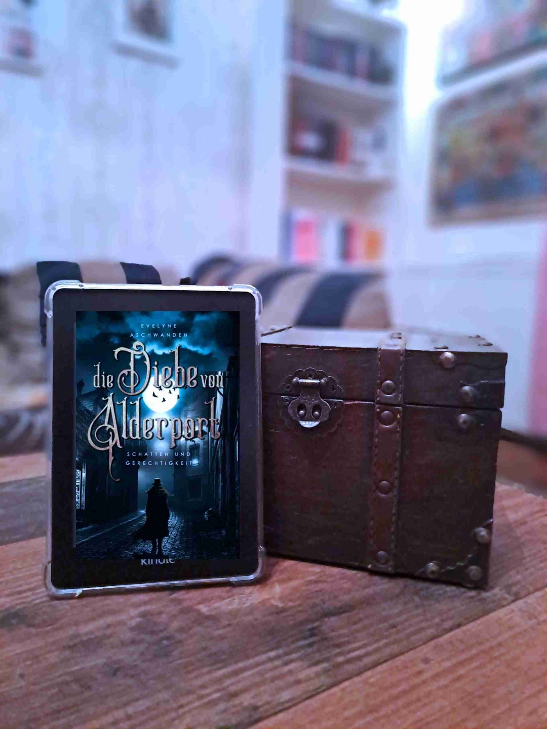 🌟Rezension🌟
Ich habe "Die Diebe von Alderport" von Evelyne Aschwanden beendet 🥰 Eine düstere Fantasy Geschichte im viktorianischen Stil.
•
Das Buch war mir bisher unbekannt und hab ich auch auf Bookstagram noch nicht gesehen. Aber ich fand es wirklich spannend. Der Schreibstil ist super und die Story bleibt durchgehend fesselnd. Auch schön fand ich dass die unterschiedlichen Charaktere so gut beschrieben wurden 🥰 Da ich eher selten Fantasy lese, war dieses Buch perfekt für mich geeignet. Es war nicht zu schwer zu verstehen und doch kamen Wesen vor, die so nicht existieren. Durch die Beschreibung, konnte ich es mir aber unglaublich gut vorstellen wie sie aussahen. Ich freue schon sehr auf den 2. Teil, was Ende Januar erscheint 😍