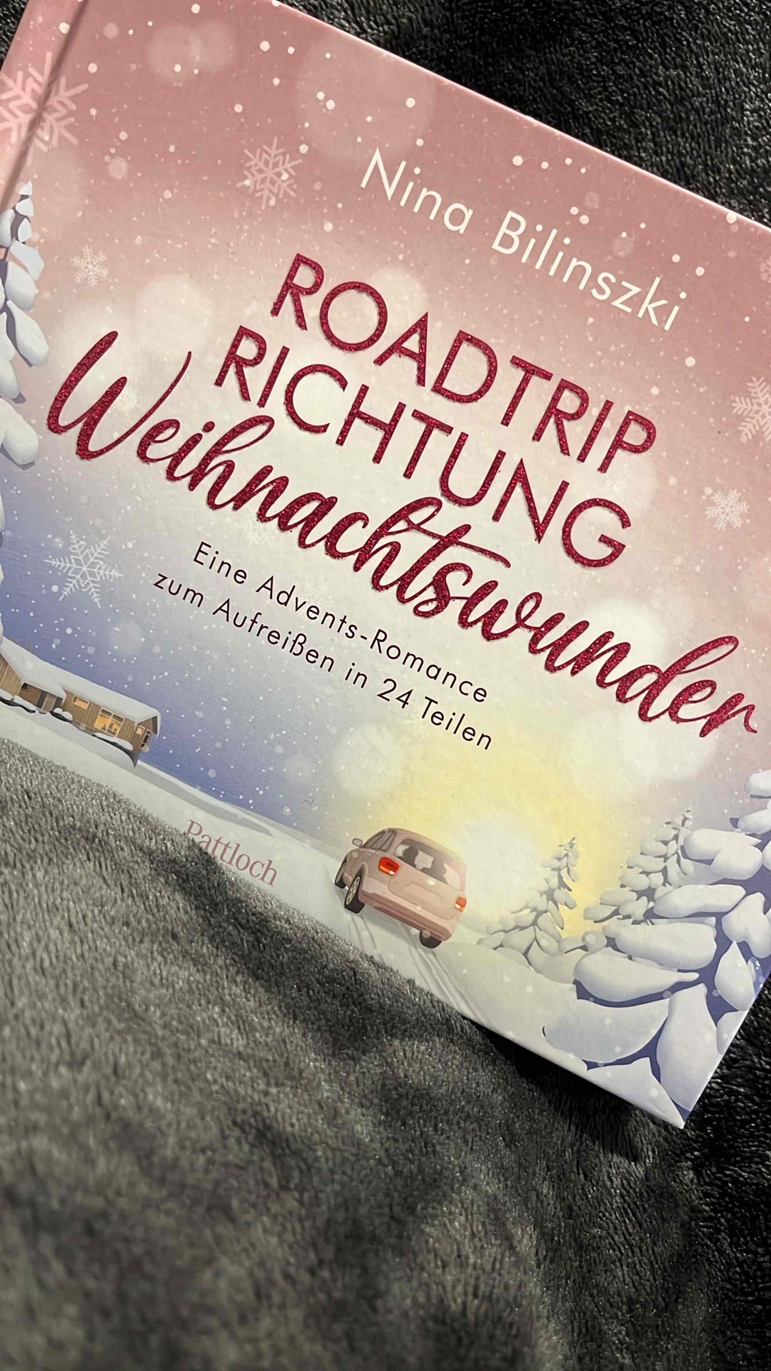Eine richtig schöne Geschichte. Ich habe mich jeden Tag gefreut ein Türchen öffnen zu dürfen und weiterzulesen.
Ich hab’s geliebt, und habe mitgefiebert. Der Schreibstil ist wirklich toll und somit nicht mein letztes Buch von der Autorin 🥰