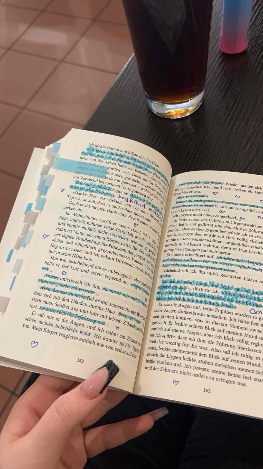 Dieses Buch hat in mir so viele Emotionen freigesetzt. Ich war so baff! Man konnte nix Voraussehen. Ich musste mehrmals weinen was sehr selten bei mir passiert. Einfach WOW diese Geschichte