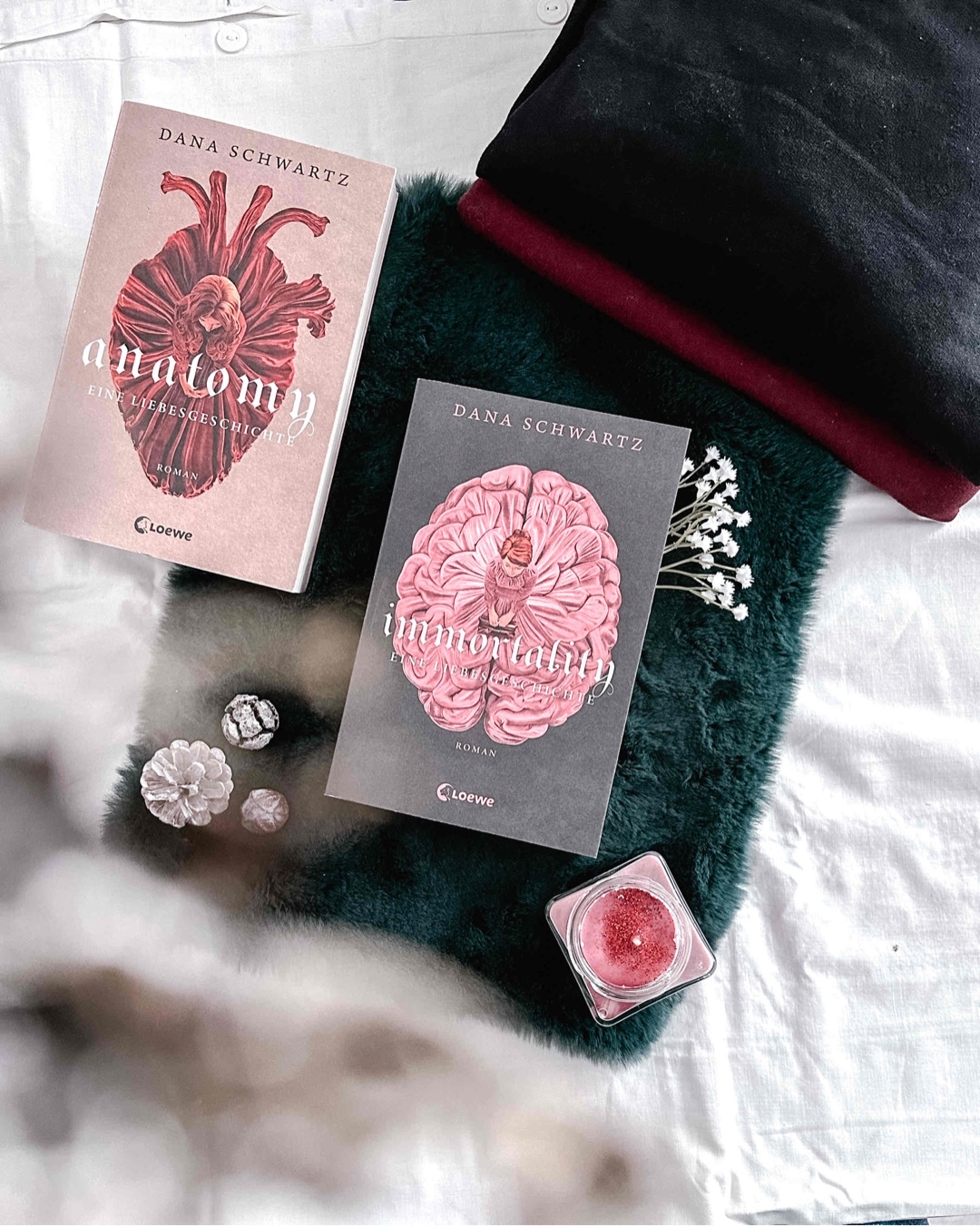 „𝑷𝒂𝒓𝒊𝒔, 𝟏𝟕𝟗𝟒
𝐴𝑢𝑓 𝑑𝑒𝑚 𝑃𝑙𝑎𝑡𝑧 𝑑𝑟ä𝑛𝑔𝑡𝑒𝑛 𝑠𝑖𝑐ℎ 𝑑𝑖𝑒 𝑀𝑒𝑛𝑠𝑐ℎ𝑒𝑛, 𝑑𝑖𝑒 𝑖𝑚 𝑀𝑜𝑟𝑔𝑒𝑛𝑔𝑟𝑎𝑢𝑒𝑛 𝑎𝑢𝑓𝑔𝑒𝑠𝑡𝑎𝑛𝑑𝑒𝑛 𝑤𝑎𝑟𝑒𝑛, 𝑢𝑚 𝐵𝑙𝑢𝑡 𝑧𝑢 𝑠𝑒ℎ𝑒𝑛.“ - Immortality (𝘚𝘦𝘪𝘵𝘦 7)
•