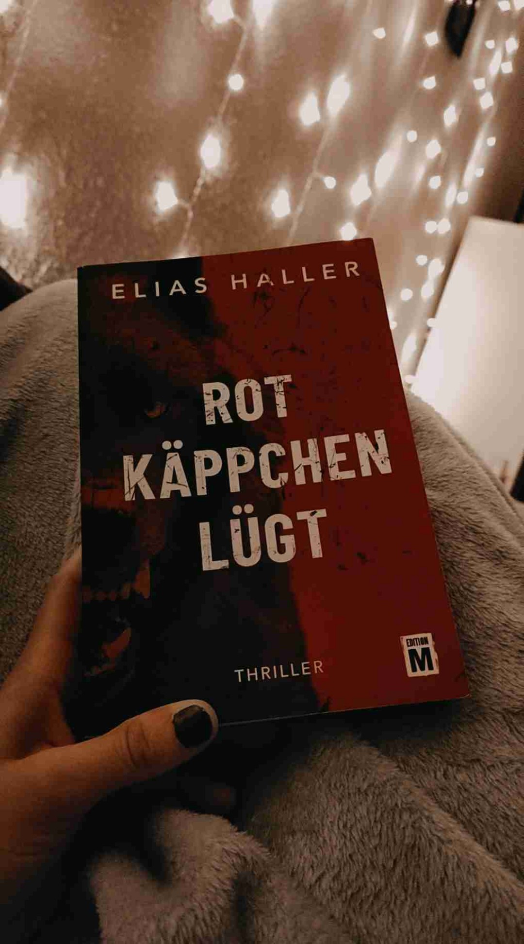 Wtf??
Das war mein erstes Buch von Elias Haller. Es gab einfach soo viele "wtf?? " Momente! Ich habe das Buch innerhalb von 2 Tagen durchgesuchtet. Durch die vielen kurzen Kapitel mit abwechselnde Charakteren und vielen Cliffhangern war das einfach! Wir schon einige geschrieben haben ist es anfangs bisschen unübersichtlich, weil viele Charaktere sich abwechseln und man nur nach und nach Zusammenhänge erkennt - für mich erklärt sich der Buchtitel bis zum Ende nicht. Es ist trotzdem mein Thriller Jahreshighlight! Bin super gespannt, wie es in Band 2 weiter geht! 