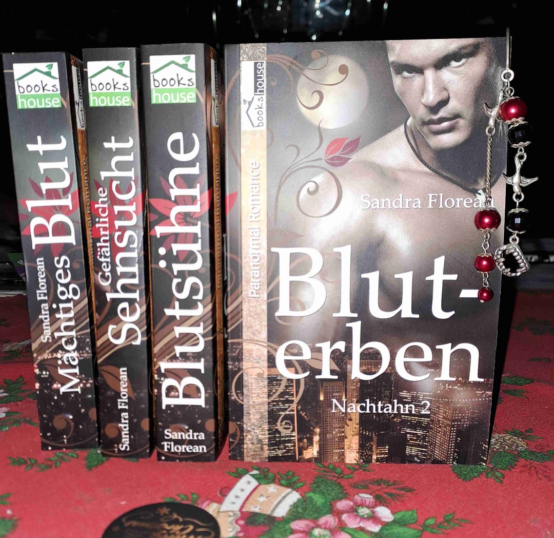 Das muss jetzt erst mal sacken...
Wer glaubt, hier geht es um das Klischee stinkreicher, bildschöner Vampir greift sich einfache Sterbliche, der hat dich mal gewaltig geirrt!
Der 2. Band hat mich völlig überrascht, so unverhofft passiert da so einiges, entwickeln sich Figuren.
Mir hat der Teil ausgesprochen gut gefallen, ich muss das aber echt erst verdauen, bevor ich mich mit Vorfreude in den 3. Teil schmeiße.
Also für mich ein herausstechendes Vampir-Werk und nicht vergleichbar mir irgendwas!