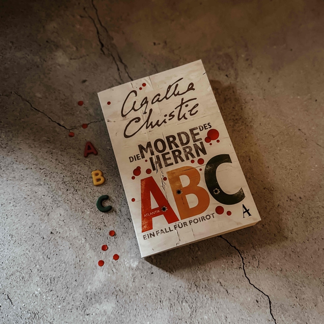 Ein spannender und verstrickter Fall bei dem Poirot auf eine ganz besondere Weise herausgefordert wird.