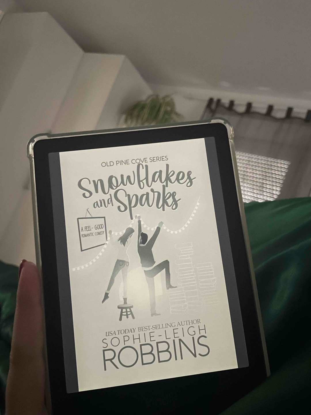 Dachte es ist n süßes Weihnachtsbuch - war auch süß aber insgesamt eher MEH
(Kostenlos geholt beim stuff your kindle day)