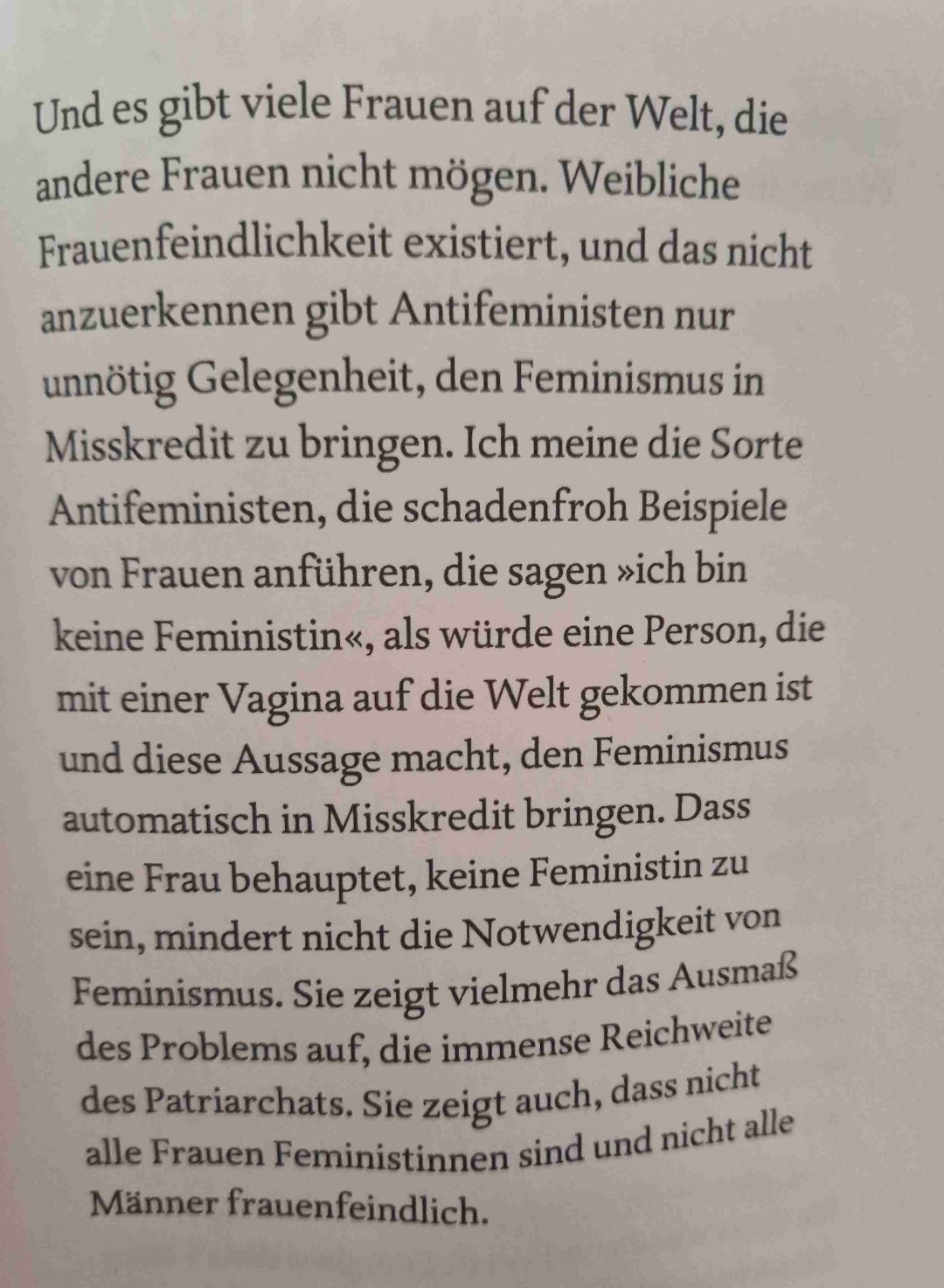 Sehr kurzweilig und durchaus interessant. Für Menschen, die sich bereits für Feminismus interessieren und auch dazu belesen sind, enthält dieses Buch keine neuen Erkenntnisse. Ich finde aber, dass es das auch nicht unbedingt muss. Manchmal reicht es mir auch, Fakten in neuen Zusammenhängen zu begreifen.