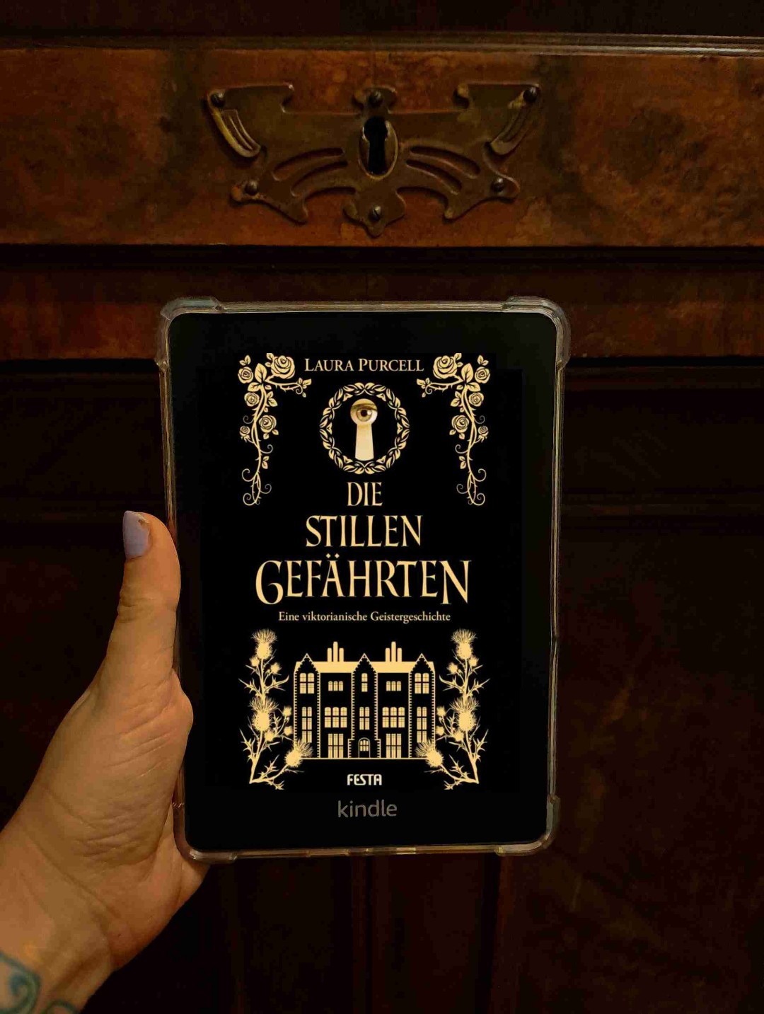 🌟Rezension🌟

Ich habe "Die stillen Gefährten" von Laura Purcell beendet 🥰
•
Nachdem ich von "Das Korsett" so begeistert war, wollte ich auch die stillen Gefährten lesen. Für mich persönlich war es "gruselig" genug 😅 sobald es übernatürlich wird und Geister oder Seelen vorkommen, mach ich mir in die Hose 🙈 Mit den Charakteren bin ich nicht ganz warm geworden, sie waren alle sehr distanziert und nicht gerade bei guter Laune. Hingegen fand ich die Zeitsprünge zwischen 1635 und 1866 mega interessant. An manchen stellen jedoch fand ich es etwas langatmig aber im Großen und Ganzen ein tolles Buch 🥰