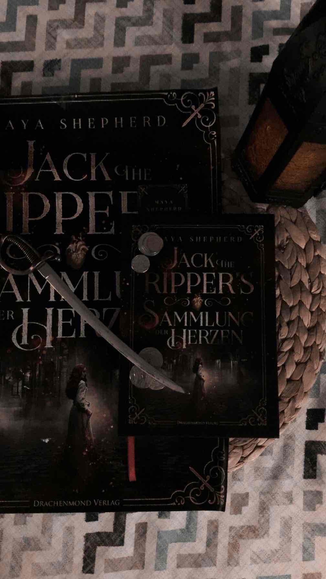 Mary Kelly ist tot. Diese Erkenntnis schockiert sie zutiefst, doch es wird noch schlimmer: Sie ist das fünfte Opfer von Jack the Ripper. Doch anstatt sie in Frieden sterben zu lassen, hat er ihre Seele an sich gefesselt und gibt ihr die Möglichkeit, Rache an der Welt zu üben, von der sie grausam behandelt wurde. Doch Mary sucht ihren Frieden und tut sich mit Inspektor Abberline zusammen, um die Identität des Rippers zu enthüllen und sich und die anderen Opfer zu befreien - allen Risiken zum Trotz. Denn wer tot ist, hat doch nichts mehr zu verlieren, oder?