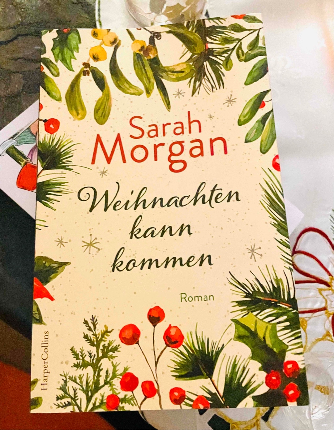 Unglaublich schöne Geschichte für die Weihnachtstage! Mir hat besonders gefallen, dass aus vier verschiedenen Perspektiven geschrieben wurde (vier Frauen). Ein wenig schade fand ich, dass die Geschichte zwischen Lucy und Ross nicht ausführlicher beleuchtet wurde, so wie es der Klappentext vermuten lässt. Trotzdem ein großer Pluspunkt dafür, dass die drei Liebesgeschichten im Buch schön erzählt und überhaupt nicht kitschig sind.