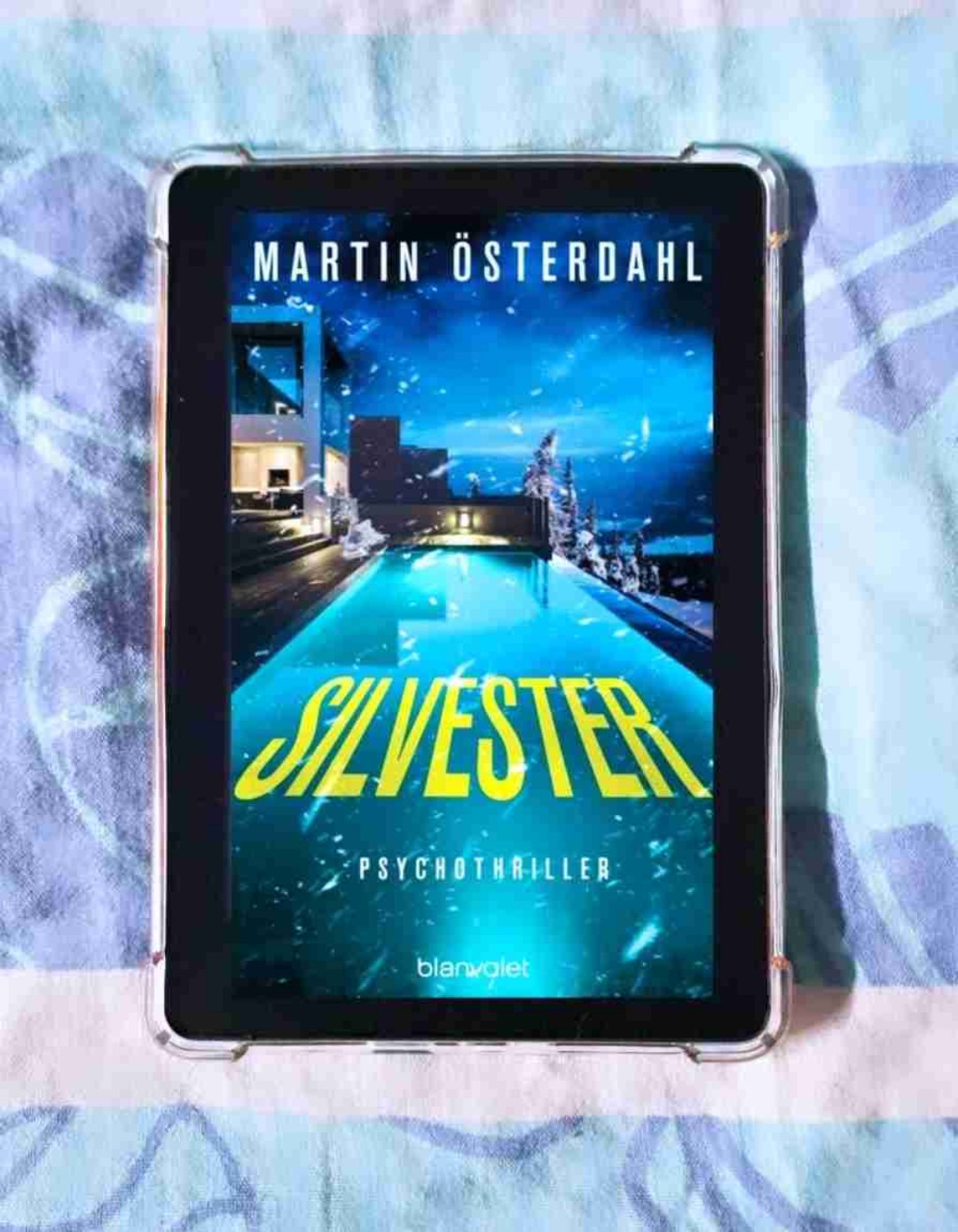 🌟Rezension🌟
Ich habe das Buch "Silvester" von Martin Österdahl beendet 🥰
•
Erstmal zum Cover. Es passt super zur Geschichte und dennoch verspürt man Unbehagen beim betrachten.
•
Die Story selbst hat mir unglaublich gut gefallen und war durchweg spannend auch wenn man schnell wusste wohin das ganze führt. Dennoch wollte ich es schnell beenden um meine Theorie bestätigt zu bekommen. Im Großen und Ganzen kein Highlight aber guter Thriller. Klare Kaufempfehlung 📚