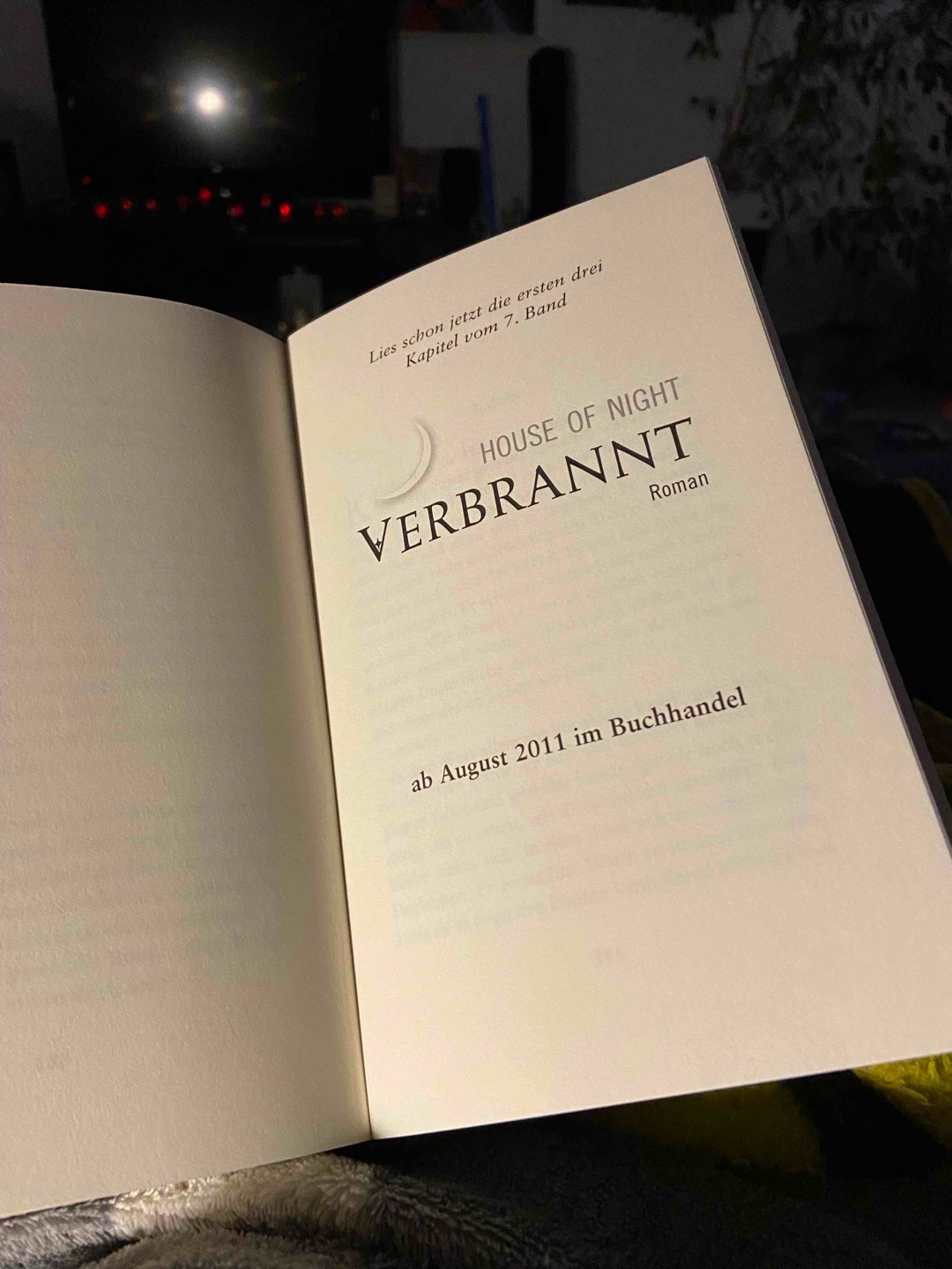 Soooo spannend ✨
Wollte diesen Teil gar nicht mehr aus der Hand legen und fand es auch super mal aus der Sicht der anderen zu lesen.
Da das Ende echt heftig ist, bin ich schon sehr gespannt wie es im nächsten Teil nun weiter gehen wird.