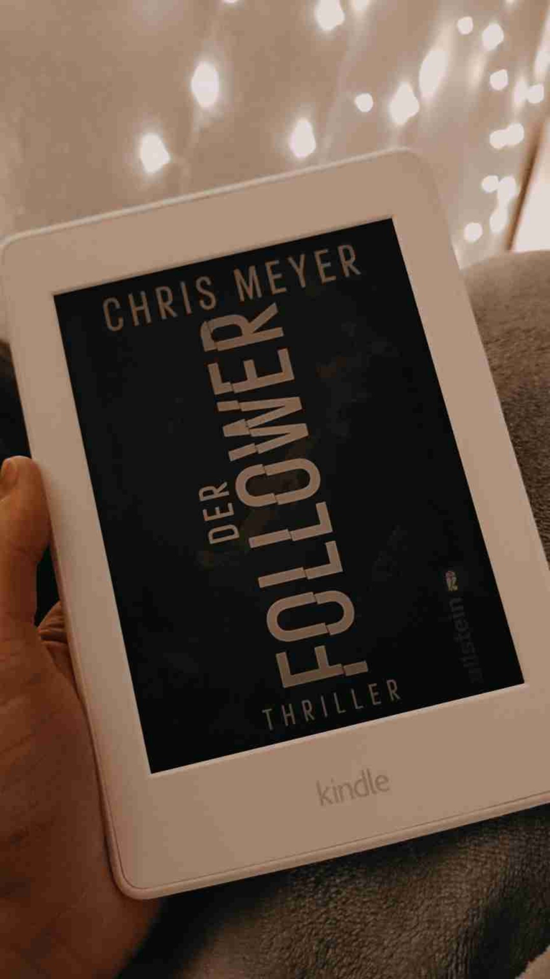Das letzte Buch in 2023 - und ein guter Abschluss!!
Mein erstes Buch von Chris Meyer. Und ja, eine Reihe mit Band 3 anzufangen ist bisschen blöd, hat sich aber irgendwie so ergeben. Kam aber trotzdem gut in die Story rein! Neben der Vergangenheit des Protagonisten Tom geht es noch um die Hautpstory des Buches, dem Serienkiller, der Instagram Stars die Beine absägt.. Spannendes Buch, krasse Storys und gutes Ende! Das Buch ist aber definitiv nichts für schwache Nerven!