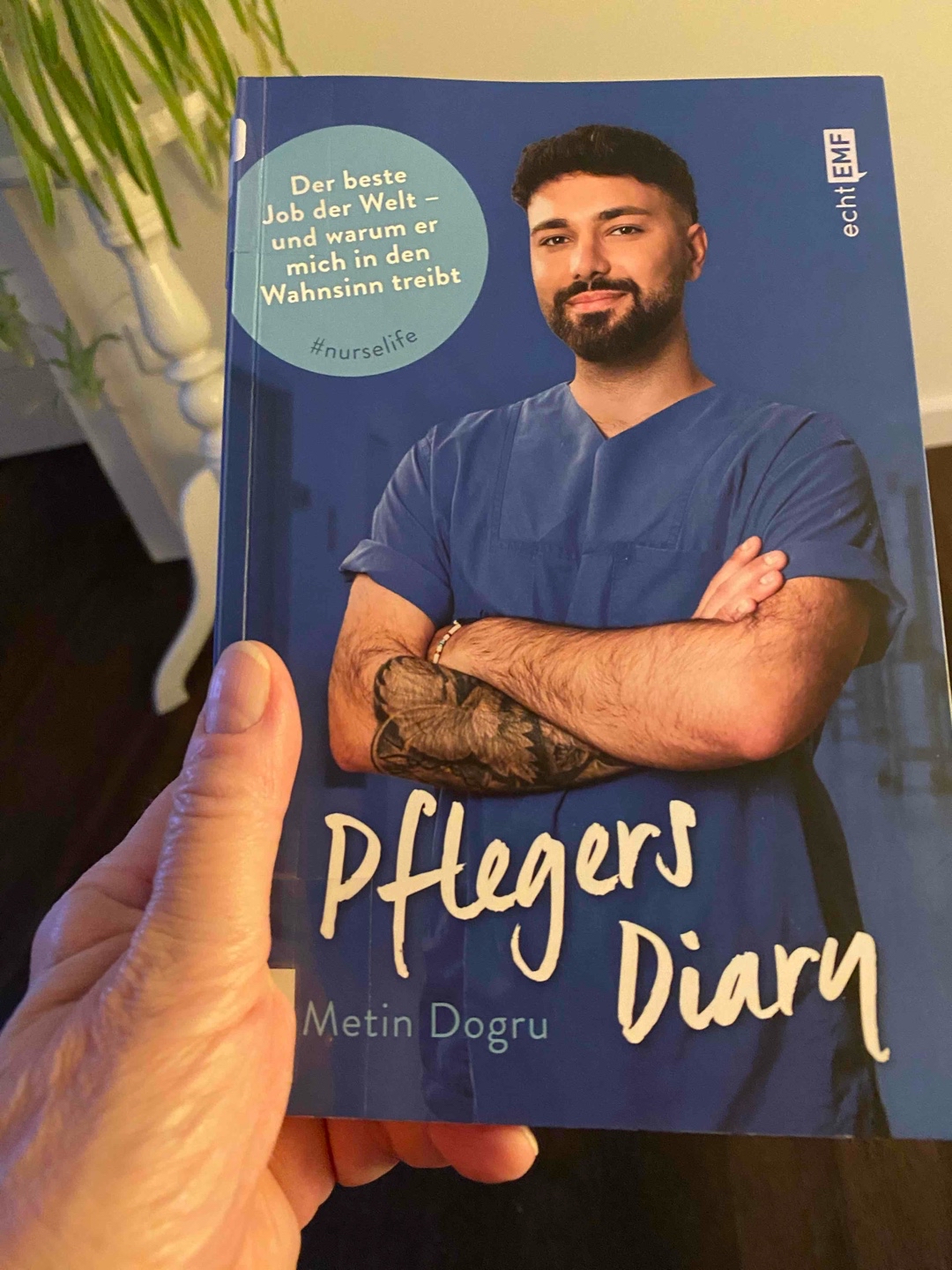 Tiefe, ehrliche Einblicke in den Pflegealltag. Ich kannte Metin schon von Instagram und so war das Buch ein Muss. Es zeigt , wie schlimm es doch um die Branche steht. Da wir alle irgendwann auf Gesundheitsversorgung angewiesen sein werden wünsche ich mir, dass dieses Buch und der Autor etwas ins Rollen bringt um die Bedingungen für die Pflegekräfte zu verbessern.