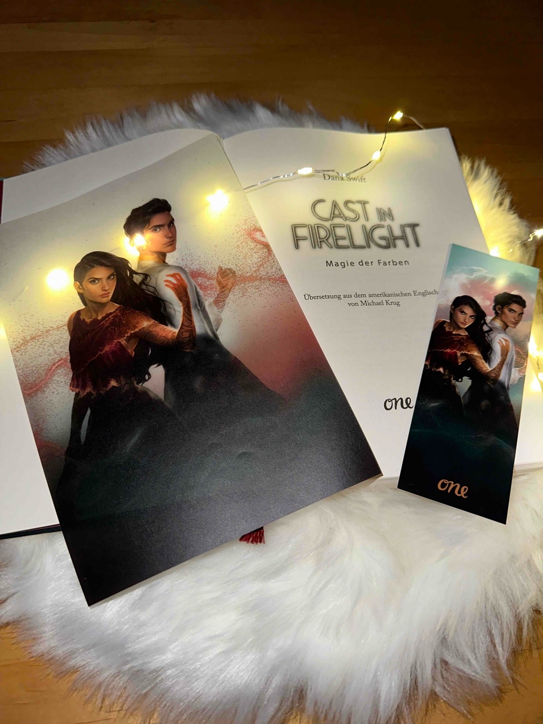 Cast in Firelight ist eine richtig schöne Young Adult Fantasy Haters to Lovers Geschichte die in Indien spielt. Obwohl es Young Adult ist und die Charaktere Adraa und Jatin sehr jung sind, finde ich dass man das Alter gar nicht so jung wahrgenommen hat. Beide Charaktere wirkten schon sehr erwachsen. Das Buch enthält absolut keinen Spice was ich sehr toll fand und obwohl es auch High Fantasy ist, hat sich die Geschichte einfach gelesen. Nur an die verschiedenen neuen Begriffe musste ich mich gewöhnen und ich konnte mir schwer die Fantasywesen vorstellen. Aber ansonsten hat mir die Geschichte sehr gut gefallen.
