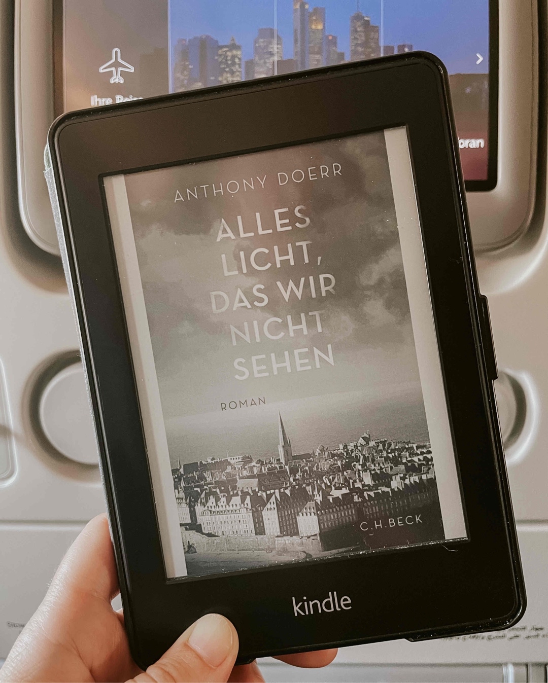 Dieses Buch spielt während des 2. Weltkrieges. Wie detailliert, war mir nicht bewusst, als ich mich dafür entschieden habe. Dennoch hab ich dieses Buch sehr gerne gelesen, weil die Sprache, der Klang des Buches einfach schön war! Die Geschichte ist stellenweise so hart, dass ich ne Pause einlegen wollte, gleichzeitig aber so zart, dass ich es dann doch nicht weglegen konnte. Ich hab die Charaktere direkt ins Herz geschlossen und bin sogar ein bisschen traurig, dass es nun vorbei ist. Eins meiner Highlights in diesem Jahr!