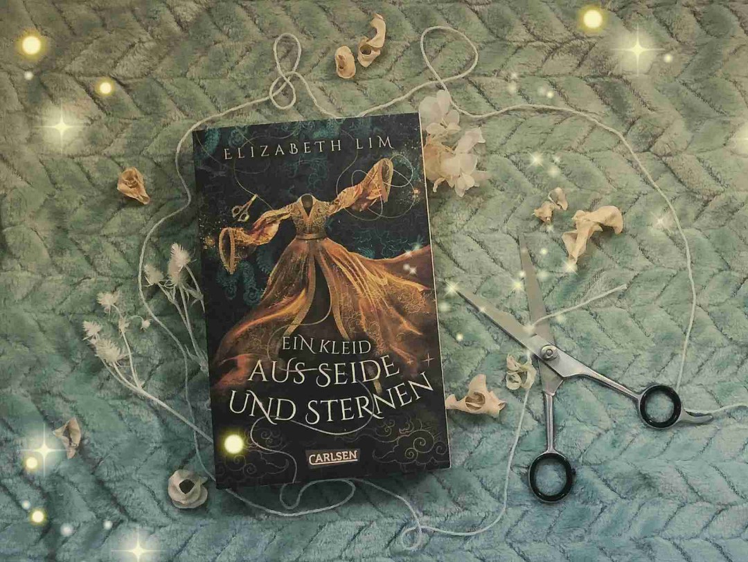 Ich liebe es! Story, Setting & Charaktere einfach ein Traum ♡
Wer hätte nicht gerne eine magische Schere ✂✨️ mit dieser man wunderschöne Kleider schneidern kann, und einen attraktiven Zauberer an seiner Seite?. 🙈
Ich liebe Maia und Edan als Protagonisten. Die zwei sind so ein wundervolles doppel und brachten mich öfter zum Lachen.
Dazu war es noch so zuckersüß ich bekam richtig oft Schmetterlinge im Bauch. 🦋
Lieblingscharakter: Edan 💚