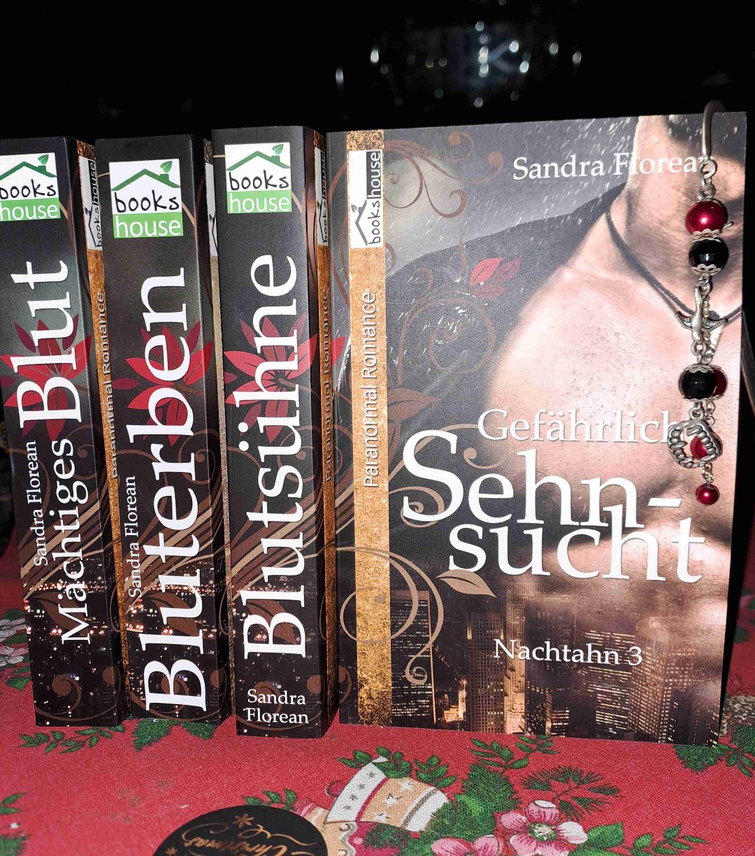 Blut, Blut, Blut...und Erotik... und was sonst noch die Würze von Vampirstorys, die nicht weichgespült sind, ausmacht sind hier echt gut miteinander verwoben. Der 3. Teil ist echt ein Pageturner und war absoluter Lesegenuss! Auf zum 4. Teil!!!