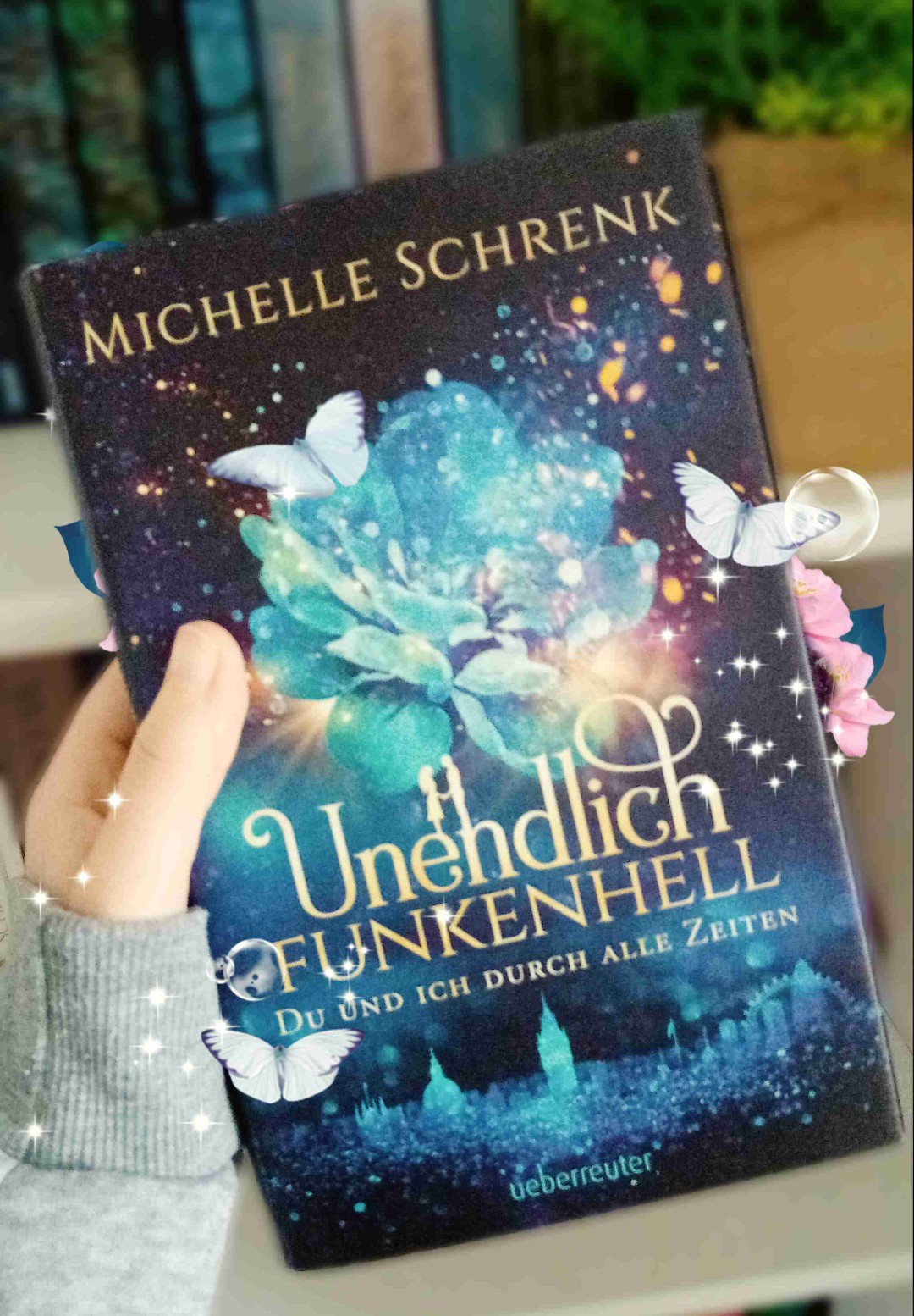 Eine liebe die alle zeiten überdauert und zusammen bringt was zusammen gehört und Geheimnisse zum aufdecken im wunderschönen London. 💫
Ein Buch mit einer wundervollen Grundidee bei dem das ganze potenzial nur leider nicht ganz ausgeschöpft wurde. Schade! Es fing so gut an.