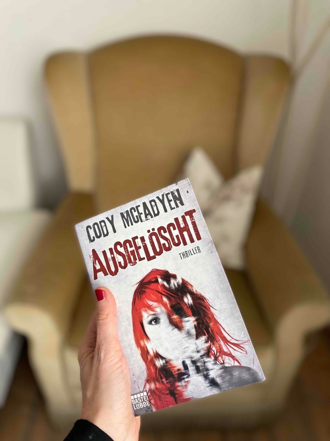 Das Buch lässt mich etwas unbefriedigt zurück. Der vierte Fall von Smoky ist wieder gut und spannend geschrieben aber dieses Mal bin ich nicht eins mit der Story.
Trotzdem werde ich nun mit Fall fünf starten und hoff, dass dieser mich wieder mehr überzeugt.
