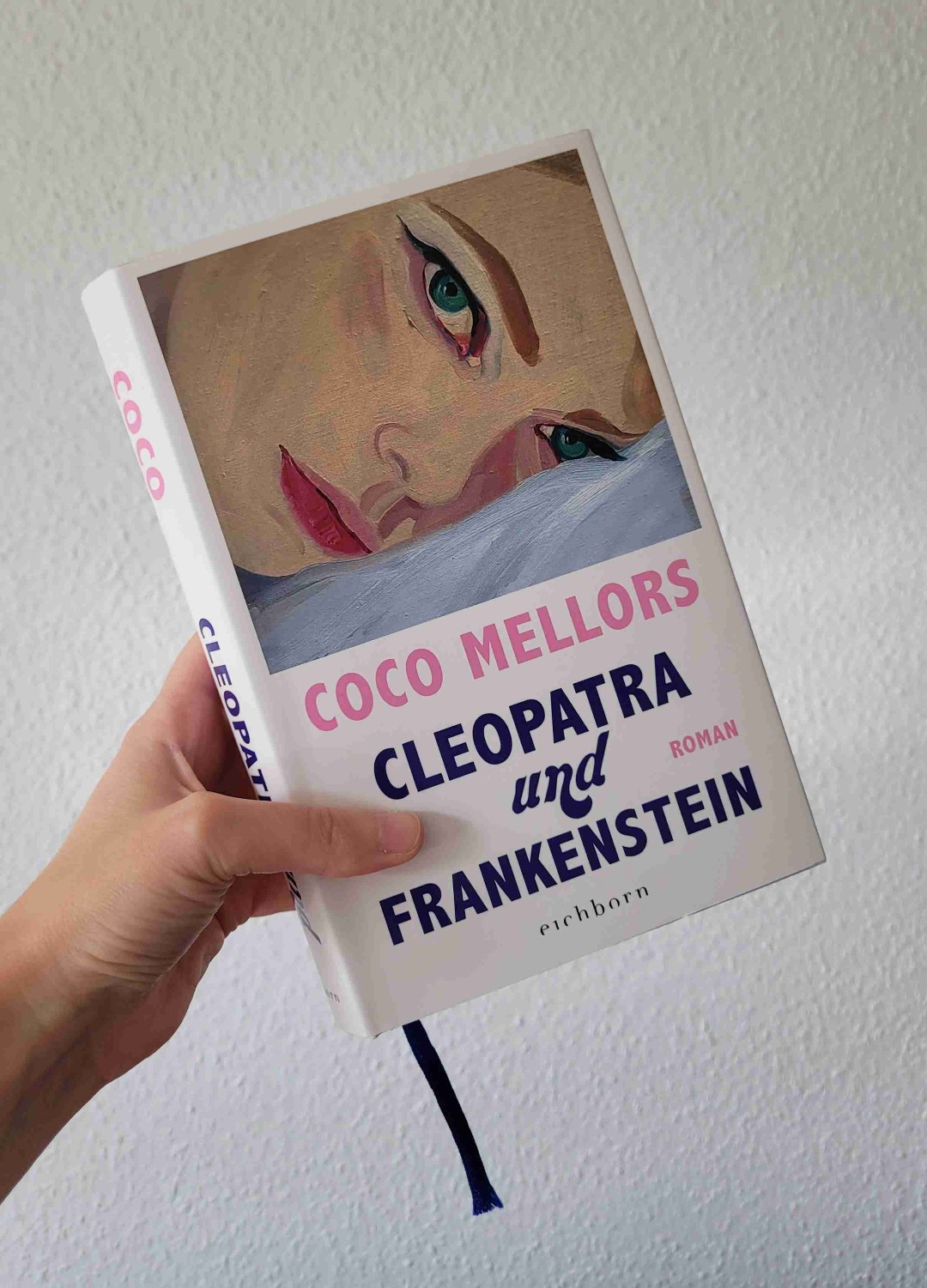 Kaum hatte ich das Buch aufgeschlagen, war ich auch schon drin. Drin in dieser übertriebenen, abgehobenen, exzentrischen, extremen Welt, die mich soghaft an sich zog und mich rauschhaft durch die Seiten blättern ließ.