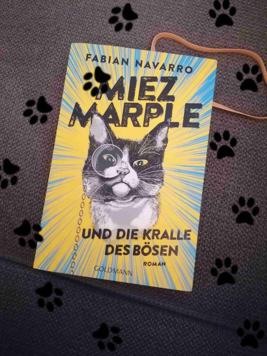 1. Buch im neuen Jahr und schon das 1. Highlight ❤️
Ich hab es so sehr genossen. Es ist spannend, wahnsinnig witzig, supergut geschrieben und es geht um Katzen! Wie kann man es als absoluter Katzenmensch also nicht lieben? 😂❤️❤️
Miez Marple ist so eine liebenswerte, schlaue, kleine Detektivin. Ich hab sie so sehr ins Herz geschlossen 😍
Und natürlich auch Watson und viele der anderen Charaktere sind so toll ❤️
Ein spannender, witziger Katzenkrimi, den ich von ganzem Herzen empfehlen kann ❤️
Werde mir direkt noch Band 2 besorgen 🤩